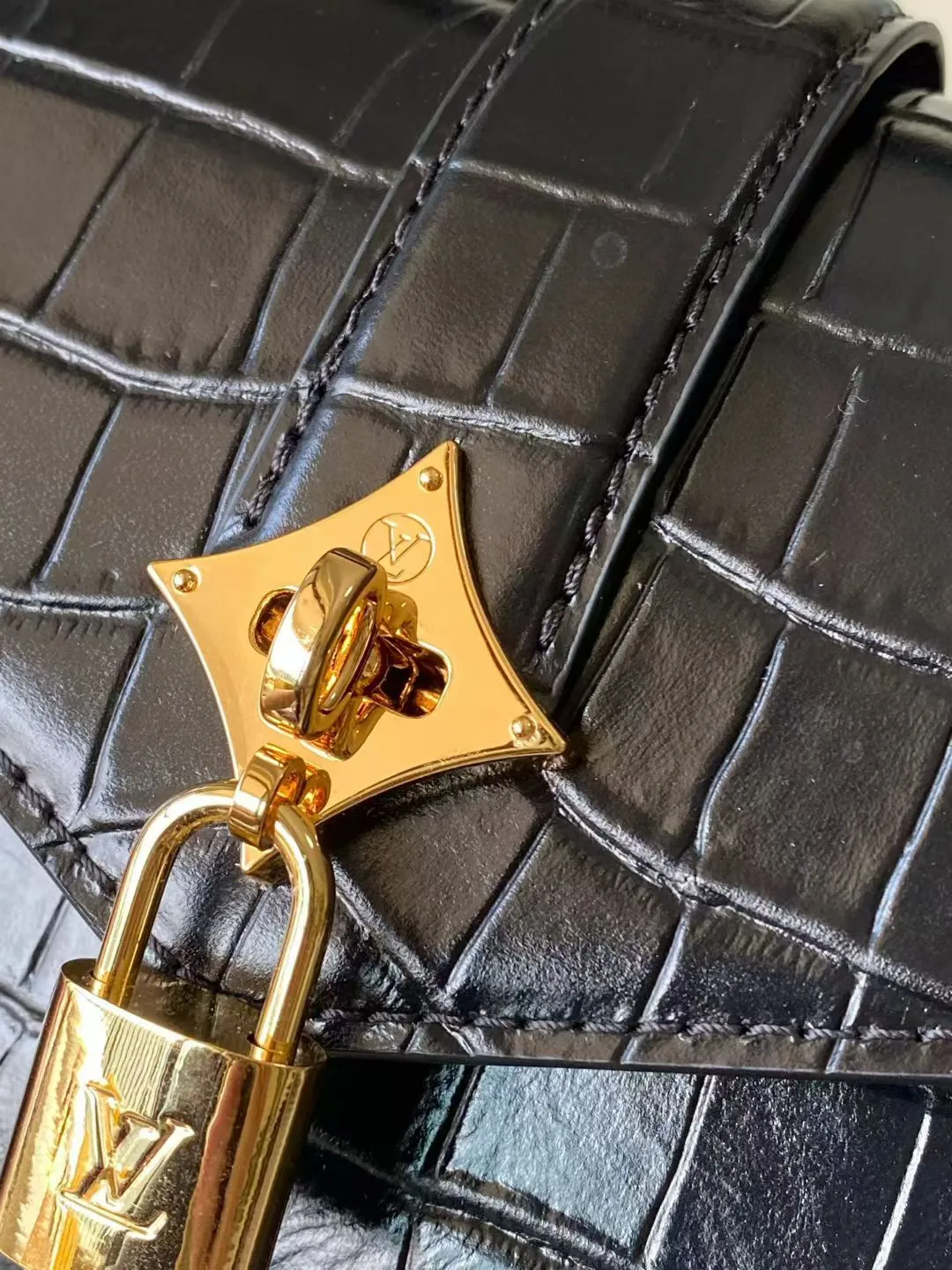 💰2000 "Special Original Leather" N98925 Crocodile Black Small Rose des Vents small handbag is made of smooth and grained calfskin to outline elegant lines, embellished with golden LV padlocks to shine. Use the top handle and removable and adjustable shoulder strap to create an elegant elbow or practical cross-body style for everyday travel. Dimensions: length 19 width 8 height 13.5cm