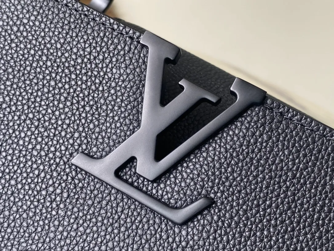 💰1920 (first-grain leather) top-quality original M23955 black mini CAPUCINES EAST WEST mini handbag. This Capucines handbag uses gorgeous cow leather and matte metal parts to convey a modern attitude. It brings together classic elements of the same series with a new horizontal configuration. The adjustable woven chain is convenient for shoulder or cross-body wear. It is a trendy choice for storing mobile phones, short wallets and other small accessories. Size: 22x12✘8cm