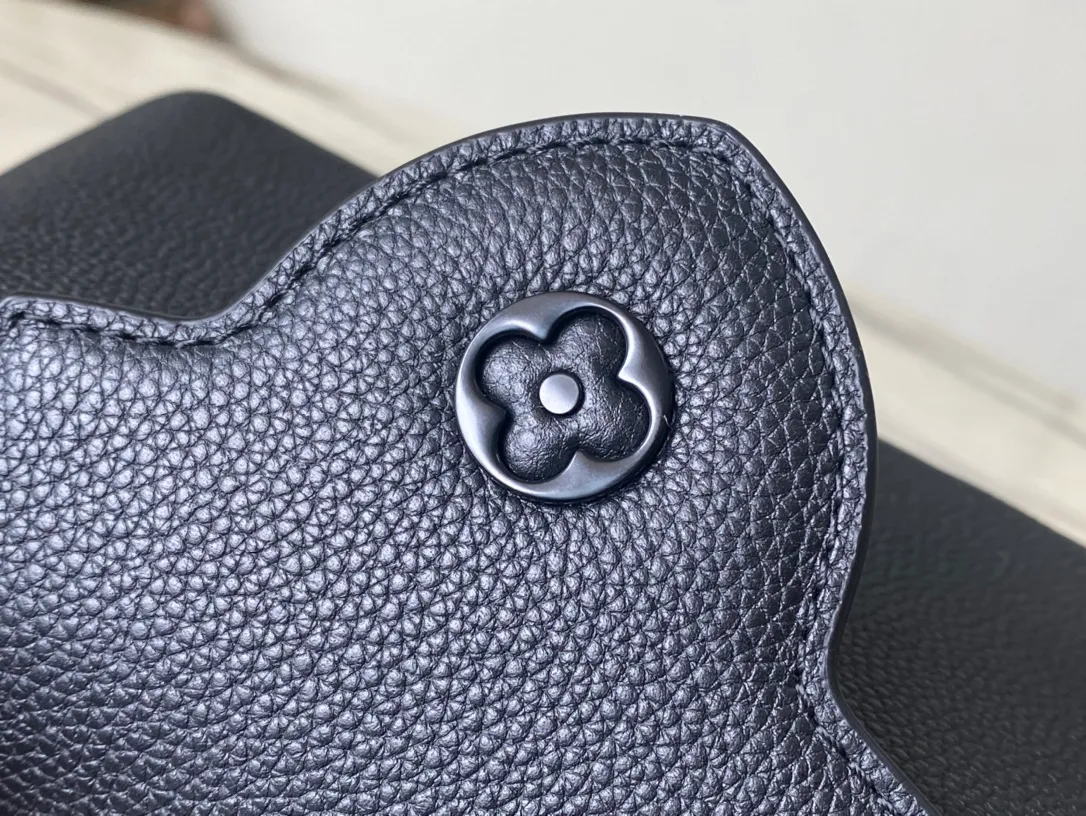 💰1920 (first-grain leather) top-quality original M23955 black mini CAPUCINES EAST WEST mini handbag. This Capucines handbag uses gorgeous cow leather and matte metal parts to convey a modern attitude. It brings together classic elements of the same series with a new horizontal configuration. The adjustable woven chain is convenient for shoulder or cross-body wear. It is a trendy choice for storing mobile phones, short wallets and other small accessories. Size: 22x12✘8cm