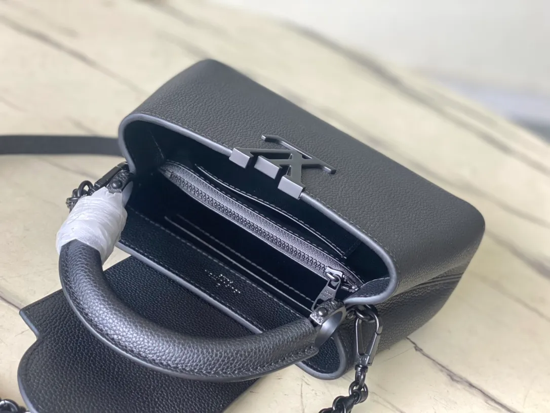 💰1920 (first-grain leather) top-quality original M23955 black mini CAPUCINES EAST WEST mini handbag. This Capucines handbag uses gorgeous cow leather and matte metal parts to convey a modern attitude. It brings together classic elements of the same series with a new horizontal configuration. The adjustable woven chain is convenient for shoulder or cross-body wear. It is a trendy choice for storing mobile phones, short wallets and other small accessories. Size: 22x12✘8cm