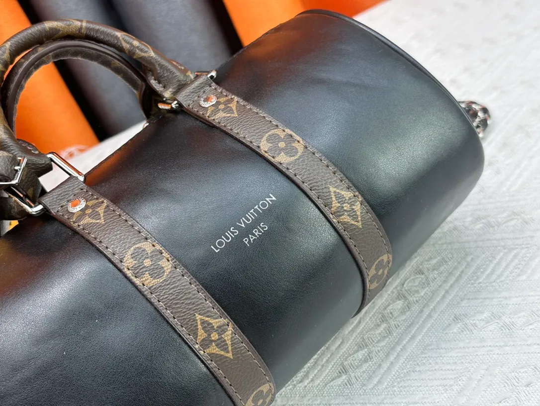 P260 Upgraded original version N00105 checkerboard green M20900.M46271 black flower, full leather black, M31044 orange, M11542 presbyopia, M24849 presbyopic flower. This Keepall 25 handbag is made of Monogram Eclipse Reverse denim denim canvas, showing an elegant reinterpretation of Louis Vuitton's classic pattern. Reinforced straps and leather name tags are signature elements of the Keepall collection, while a zipper closure keeps personal items safe and secure. Dimensions: 25.0 x 15.0 x 11.0 cm (length x height x width)
