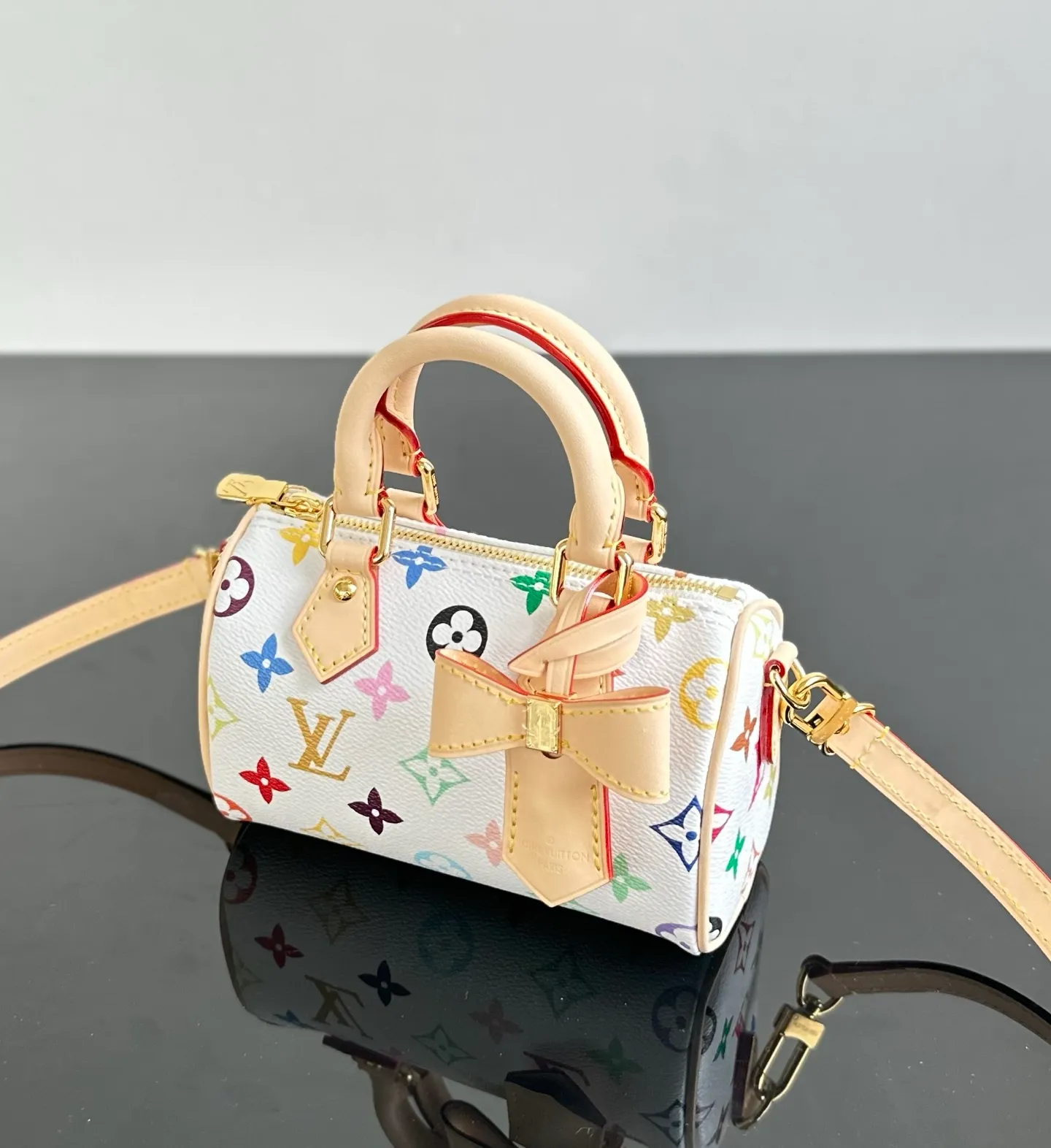 💰1800｛Authentic grade｝MB original leather M13391 white three-color Nano Speedy handbag exclusive channel goods detailed real photos! MB lies in quality, hardware, fabrics, handwork, oiled edges, A-grade high-quality products, comprehensive upgrades, the photos are consistent with the products, 360 degrees without blind spots, take a look at will. Size: 10 x 7.5 x 16 cm (height x width x length)