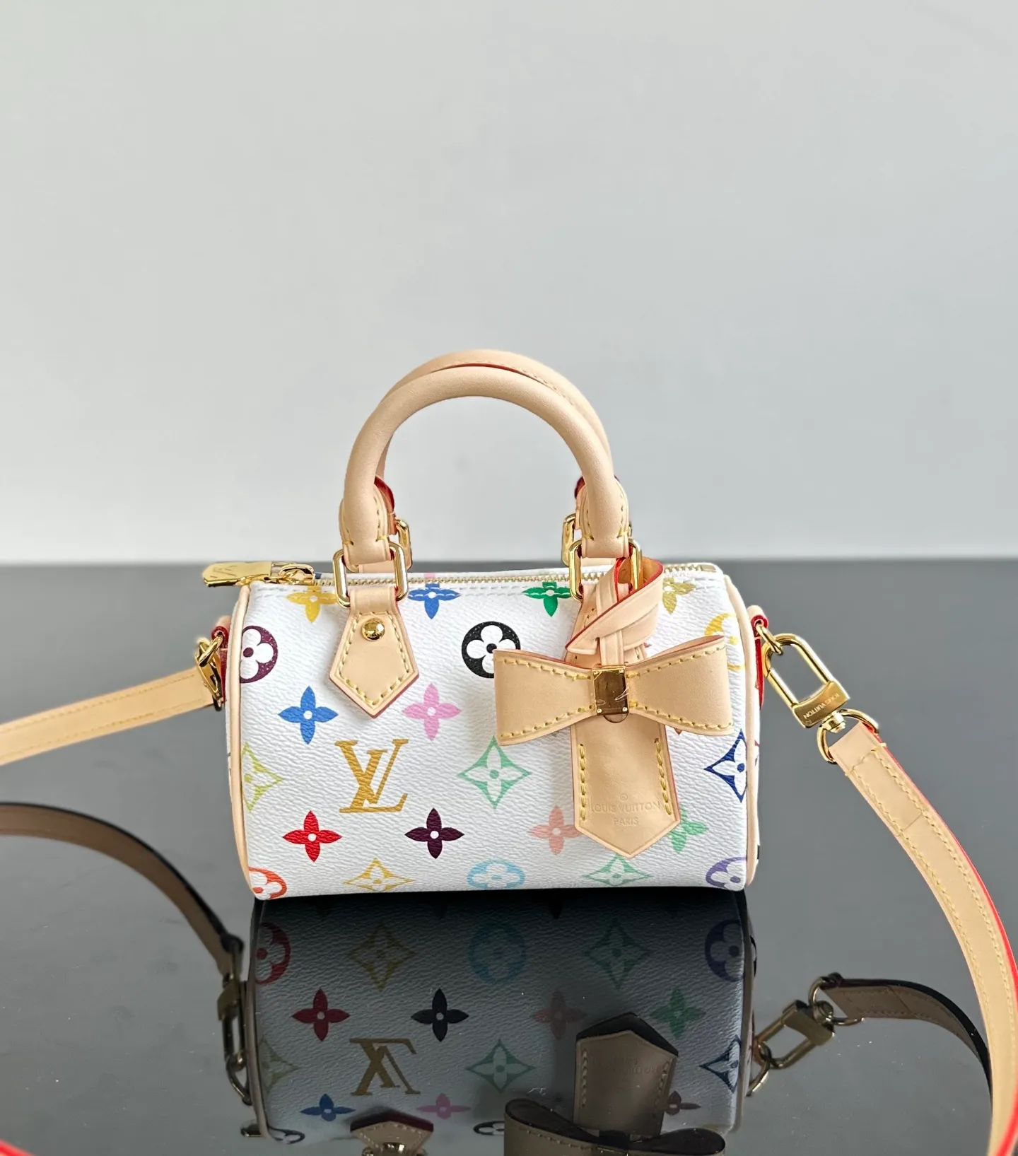 💰1800｛Authentic grade｝MB original leather M13391 white three-color Nano Speedy handbag exclusive channel goods detailed real photos! MB lies in quality, hardware, fabrics, handwork, oiled edges, A-grade high-quality products, comprehensive upgrades, the photos are consistent with the products, 360 degrees without blind spots, take a look at will. Size: 10 x 7.5 x 16 cm (height x width x length)