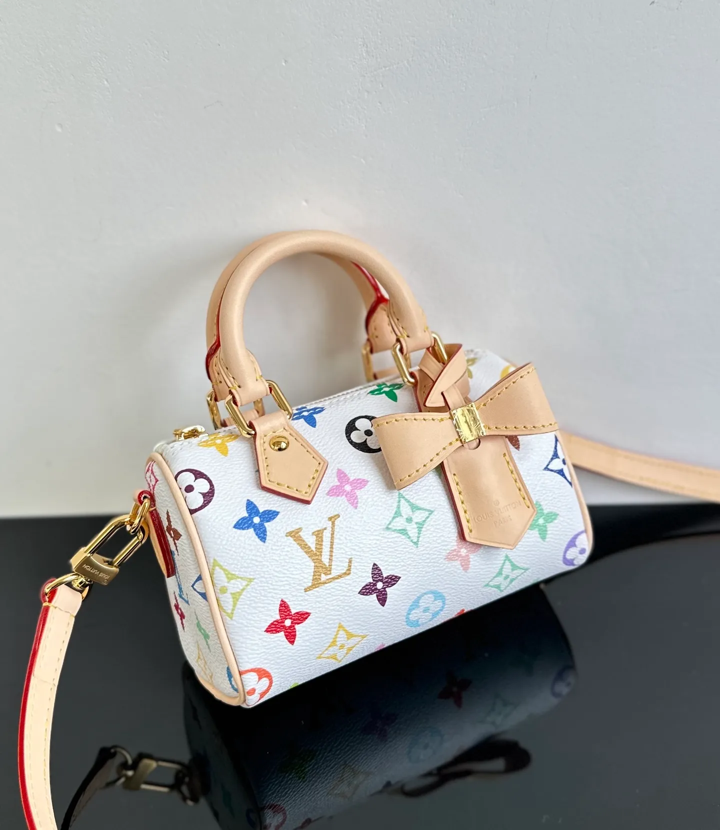 💰1800｛Authentic grade｝MB original leather M13391 white three-color Nano Speedy handbag exclusive channel goods detailed real photos! MB lies in quality, hardware, fabrics, handwork, oiled edges, A-grade high-quality products, comprehensive upgrades, the photos are consistent with the products, 360 degrees without blind spots, take a look at will. Size: 10 x 7.5 x 16 cm (height x width x length)