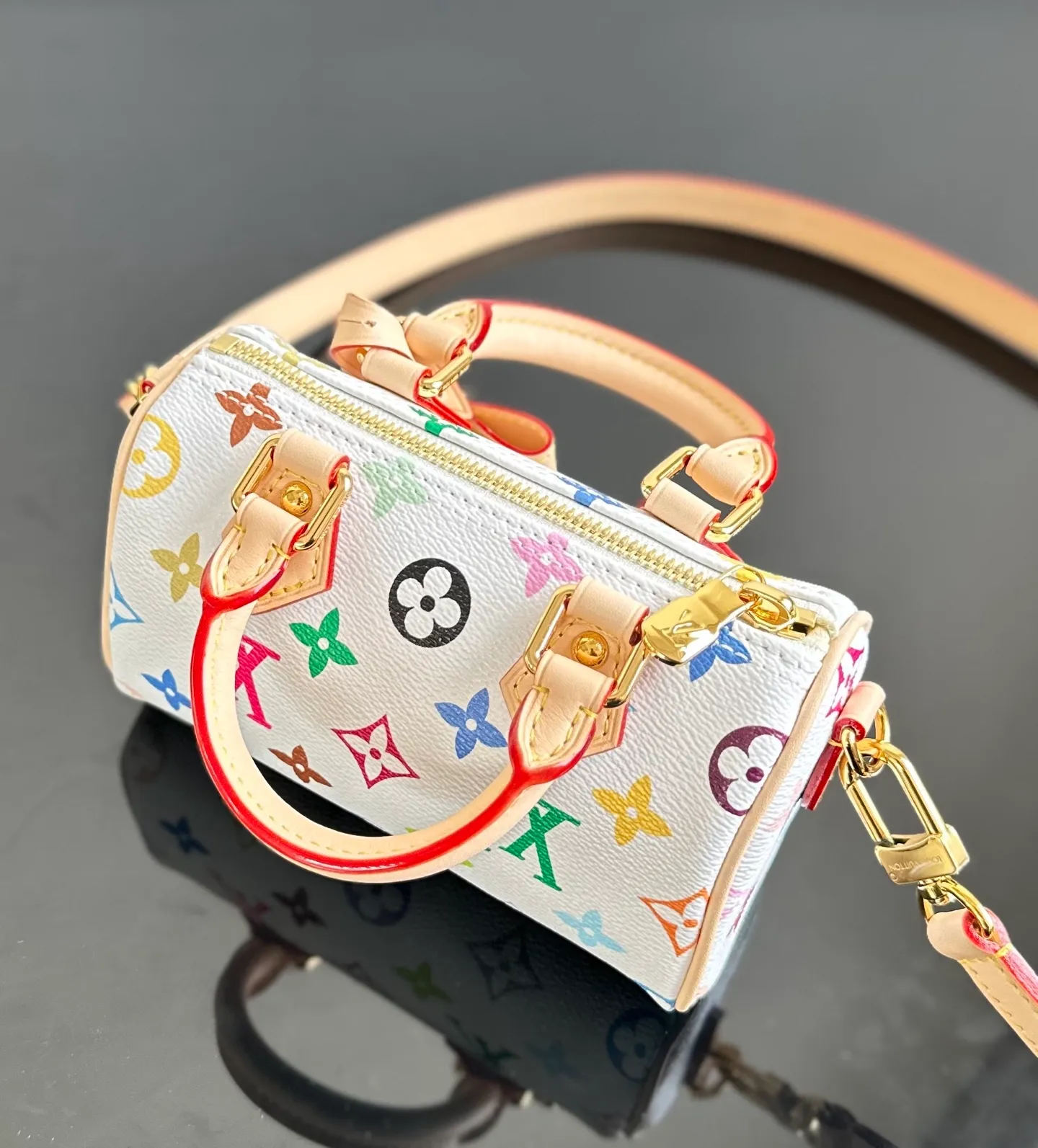 💰1800｛Authentic grade｝MB original leather M13391 white three-color Nano Speedy handbag exclusive channel goods detailed real photos! MB lies in quality, hardware, fabrics, handwork, oiled edges, A-grade high-quality products, comprehensive upgrades, the photos are consistent with the products, 360 degrees without blind spots, take a look at will. Size: 10 x 7.5 x 16 cm (height x width x length)