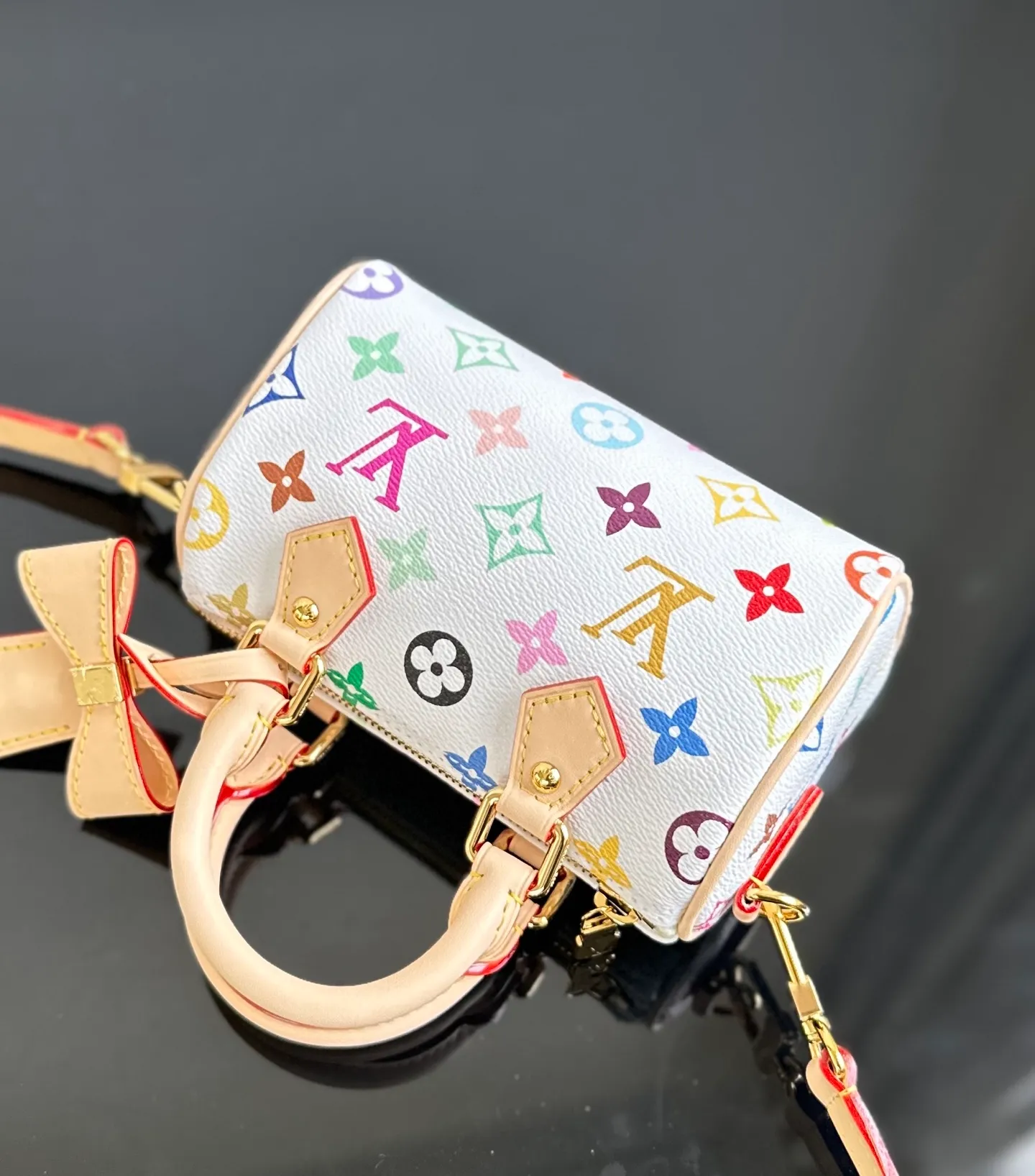 💰1800｛Authentic grade｝MB original leather M13391 white three-color Nano Speedy handbag exclusive channel goods detailed real photos! MB lies in quality, hardware, fabrics, handwork, oiled edges, A-grade high-quality products, comprehensive upgrades, the photos are consistent with the products, 360 degrees without blind spots, take a look at will. Size: 10 x 7.5 x 16 cm (height x width x length)