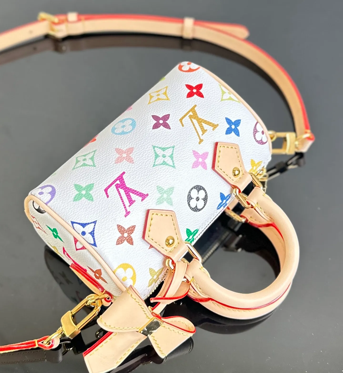 💰1800｛Authentic grade｝MB original leather M13391 white three-color Nano Speedy handbag exclusive channel goods detailed real photos! MB lies in quality, hardware, fabrics, handwork, oiled edges, A-grade high-quality products, comprehensive upgrades, the photos are consistent with the products, 360 degrees without blind spots, take a look at will. Size: 10 x 7.5 x 16 cm (height x width x length)