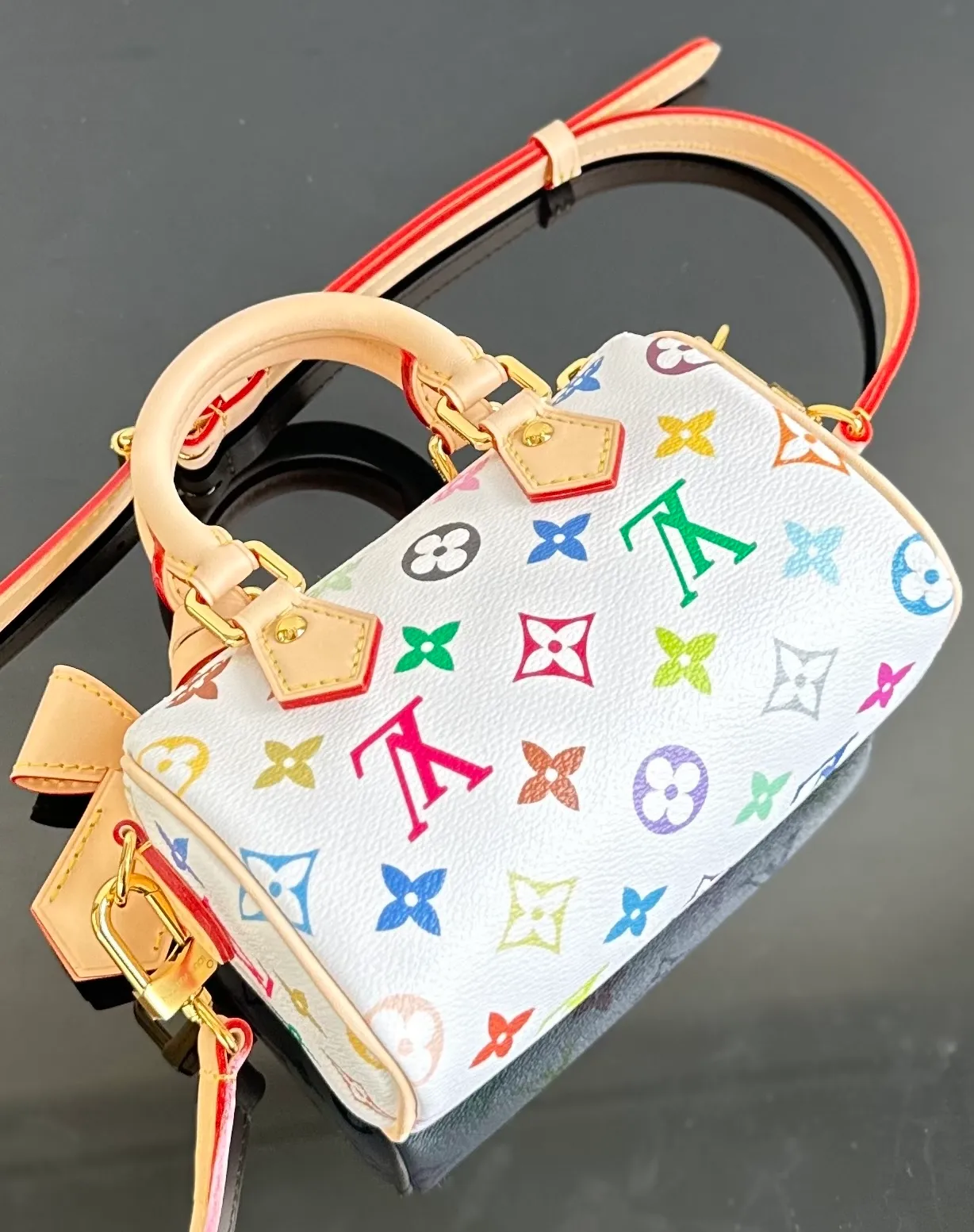 💰1800｛Authentic grade｝MB original leather M13391 white three-color Nano Speedy handbag exclusive channel goods detailed real photos! MB lies in quality, hardware, fabrics, handwork, oiled edges, A-grade high-quality products, comprehensive upgrades, the photos are consistent with the products, 360 degrees without blind spots, take a look at will. Size: 10 x 7.5 x 16 cm (height x width x length)