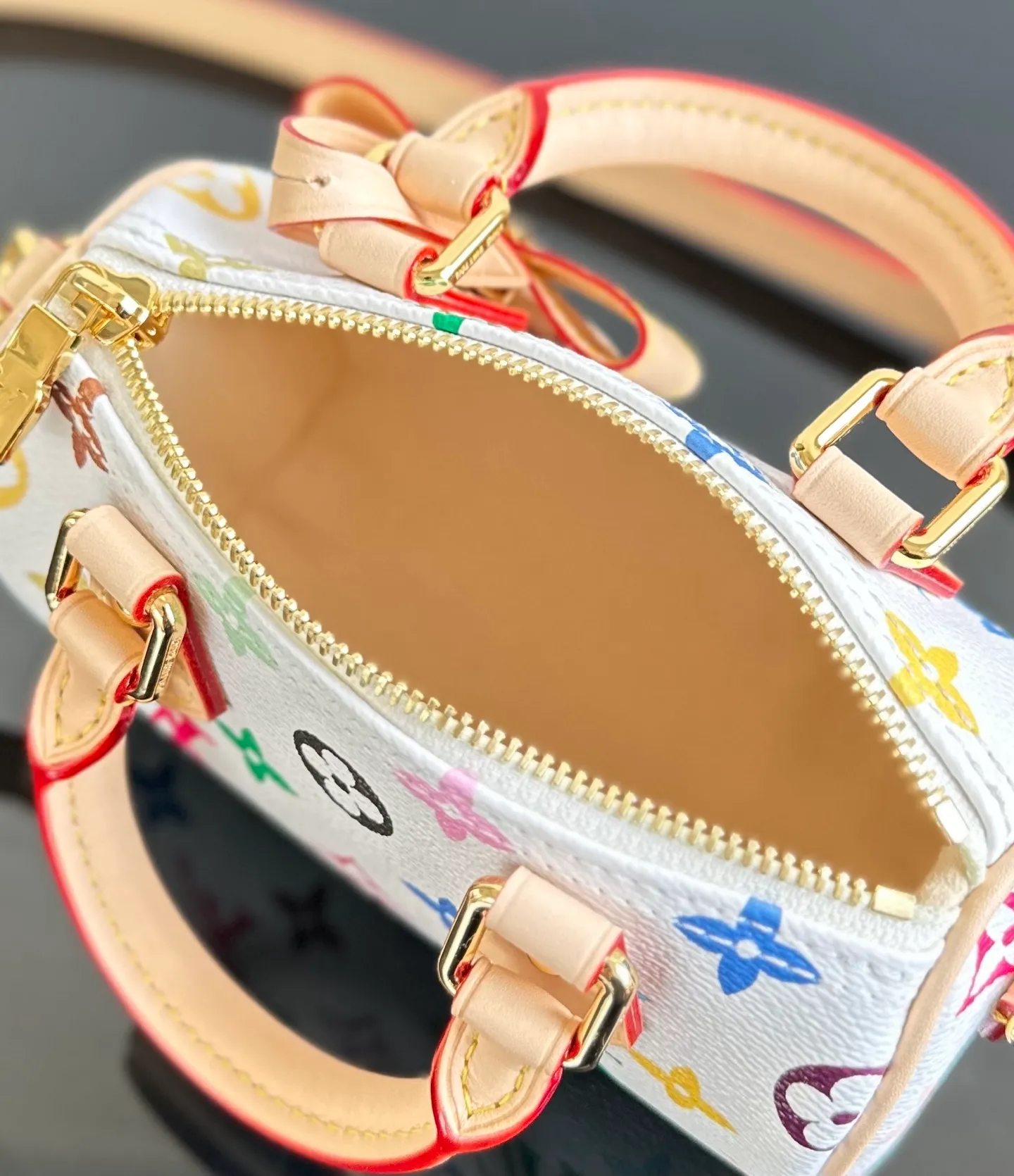 💰1800｛Authentic grade｝MB original leather M13391 white three-color Nano Speedy handbag exclusive channel goods detailed real photos! MB lies in quality, hardware, fabrics, handwork, oiled edges, A-grade high-quality products, comprehensive upgrades, the photos are consistent with the products, 360 degrees without blind spots, take a look at will. Size: 10 x 7.5 x 16 cm (height x width x length)