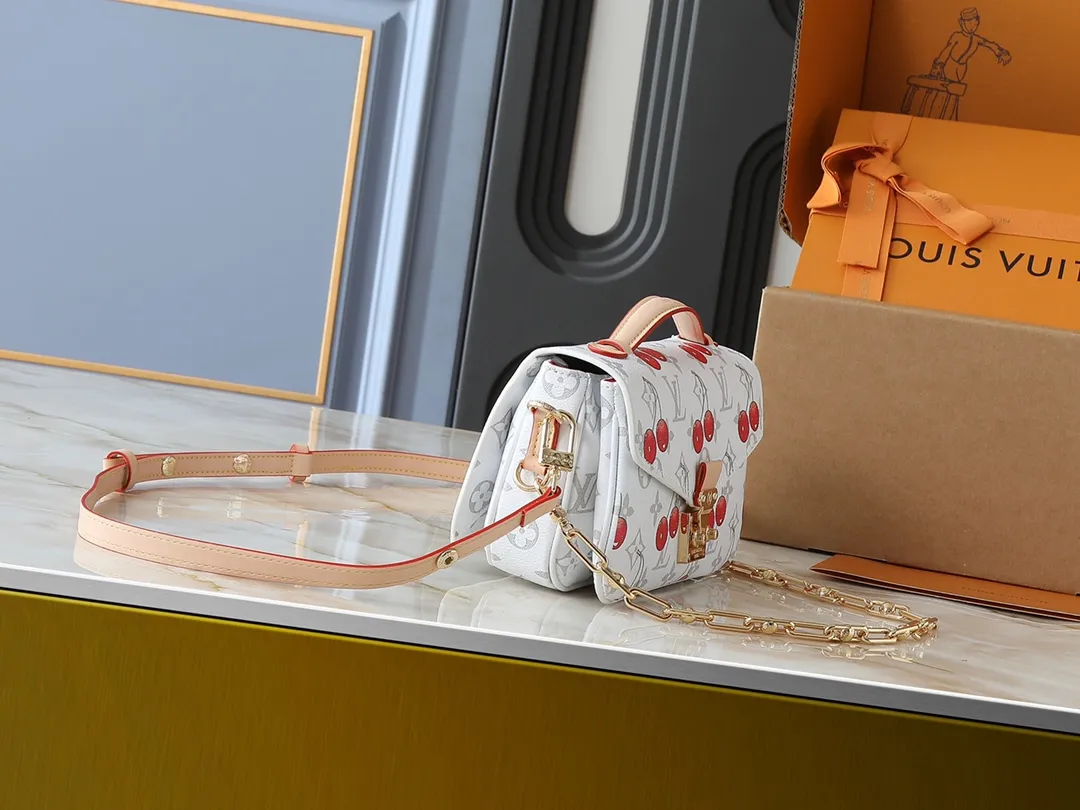 💰260💰Upgraded original M14231 M46279 This Pochette Métis East West handbag is from the Louis Vuitton x Takashi Murakami replica series. The Monogram coated canvas is dip-dyed in new seasonal soft tones, which contrasts with the sweet cherry pattern painted by the artist. Yingze's S-lock buckle brightens the overall design, and its exquisite structure is equipped with multiple compartments, making it an elegant choice for daily travel. Dimensions: 21.5 x 13.5 x 6.0 cm (length x height x width)