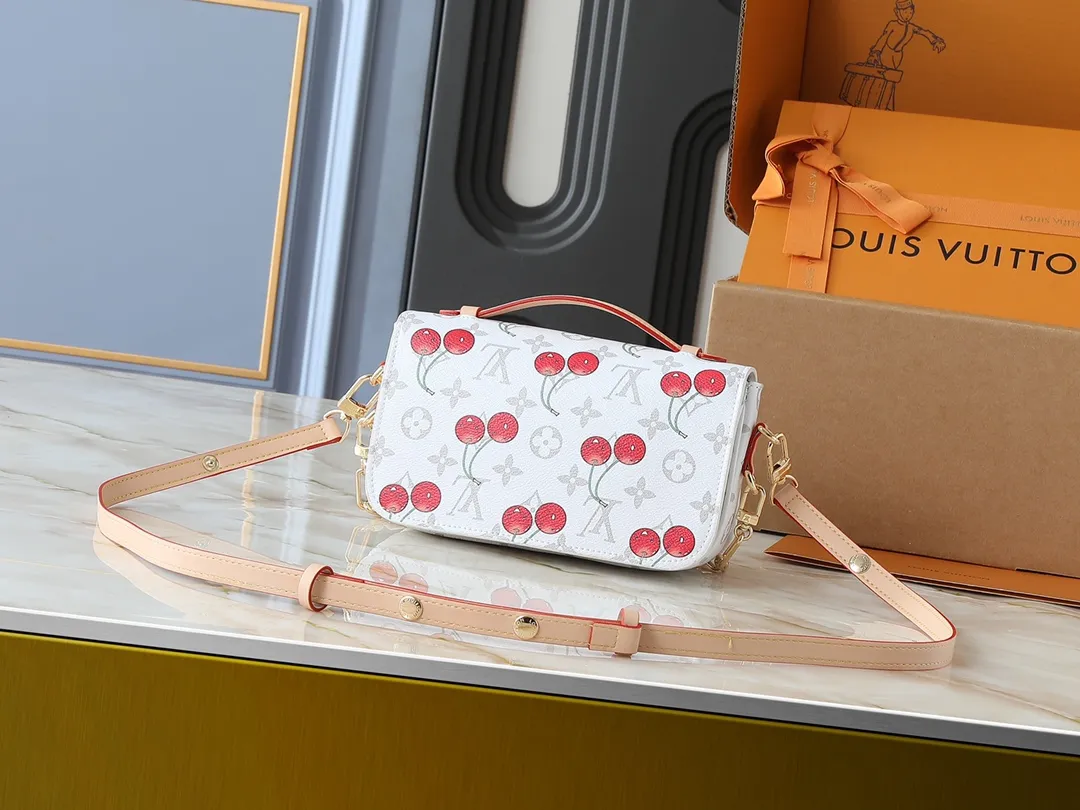 💰260💰Upgraded original M14231 M46279 This Pochette Métis East West handbag is from the Louis Vuitton x Takashi Murakami replica series. The Monogram coated canvas is dip-dyed in new seasonal soft tones, which contrasts with the sweet cherry pattern painted by the artist. Yingze's S-lock buckle brightens the overall design, and its exquisite structure is equipped with multiple compartments, making it an elegant choice for daily travel. Dimensions: 21.5 x 13.5 x 6.0 cm (length x height x width)