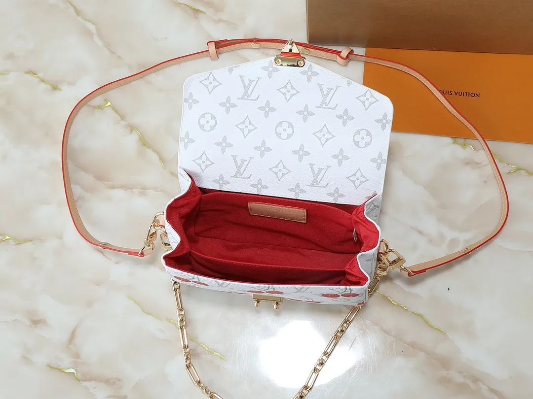 💰260💰Upgraded original M14231 M46279 This Pochette Métis East West handbag is from the Louis Vuitton x Takashi Murakami replica series. The Monogram coated canvas is dip-dyed in new seasonal soft tones, which contrasts with the sweet cherry pattern painted by the artist. Yingze's S-lock buckle brightens the overall design, and its exquisite structure is equipped with multiple compartments, making it an elegant choice for daily travel. Dimensions: 21.5 x 13.5 x 6.0 cm (length x height x width)