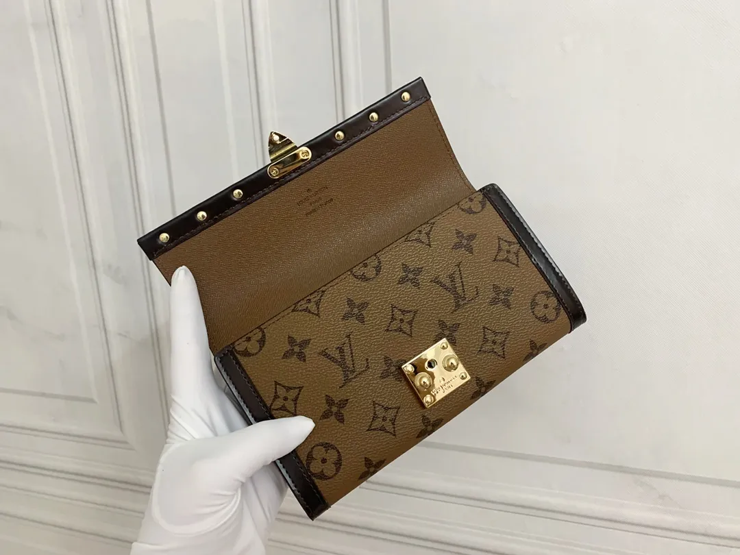 💰170 Premium Original💎 Venice Wallet Made of Damier Ebene canvas and decorated with the iconic S lock and rivets, it pays homage to Louis Vuitton's deep heritage as a luxury luggage manufacturer. Thanks to its spacious and functional interior, this model can also be used as an elegant clutch. Style number: 60535 Size: 21*11cm