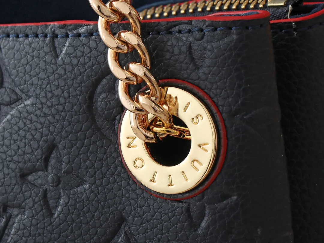 💰300💰Upgraded original M43772.M43759 M43758 This Surene MM Chain Handbag in Letter Empreinte Leather with its gold chain is as functional as it is sophisticated. Very easy to put on thanks to the leather shoulder pads and decorative chain. The large size of this suitcase means it easily fits A4 documents as well as all your daily essentials. The embossed pattern on supple leather is deep enough to stay in place for a while while still maintaining its soft feel. Size: length 37*26*15cm