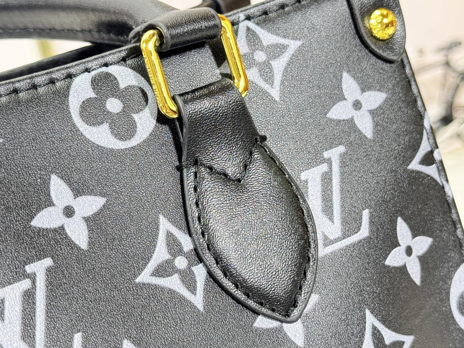 P220 upgraded original M12465 M45659 Monogram Ink series OnTheGo small handbag has a matte texture of smooth cow leather, and the rivet tabs on the corners pay tribute to the brand's classic hard suitcase design. The neat interior has a large zipper pocket for storing banknotes and receipts. 25 x 19 x 11.5 cm (length x height x width)