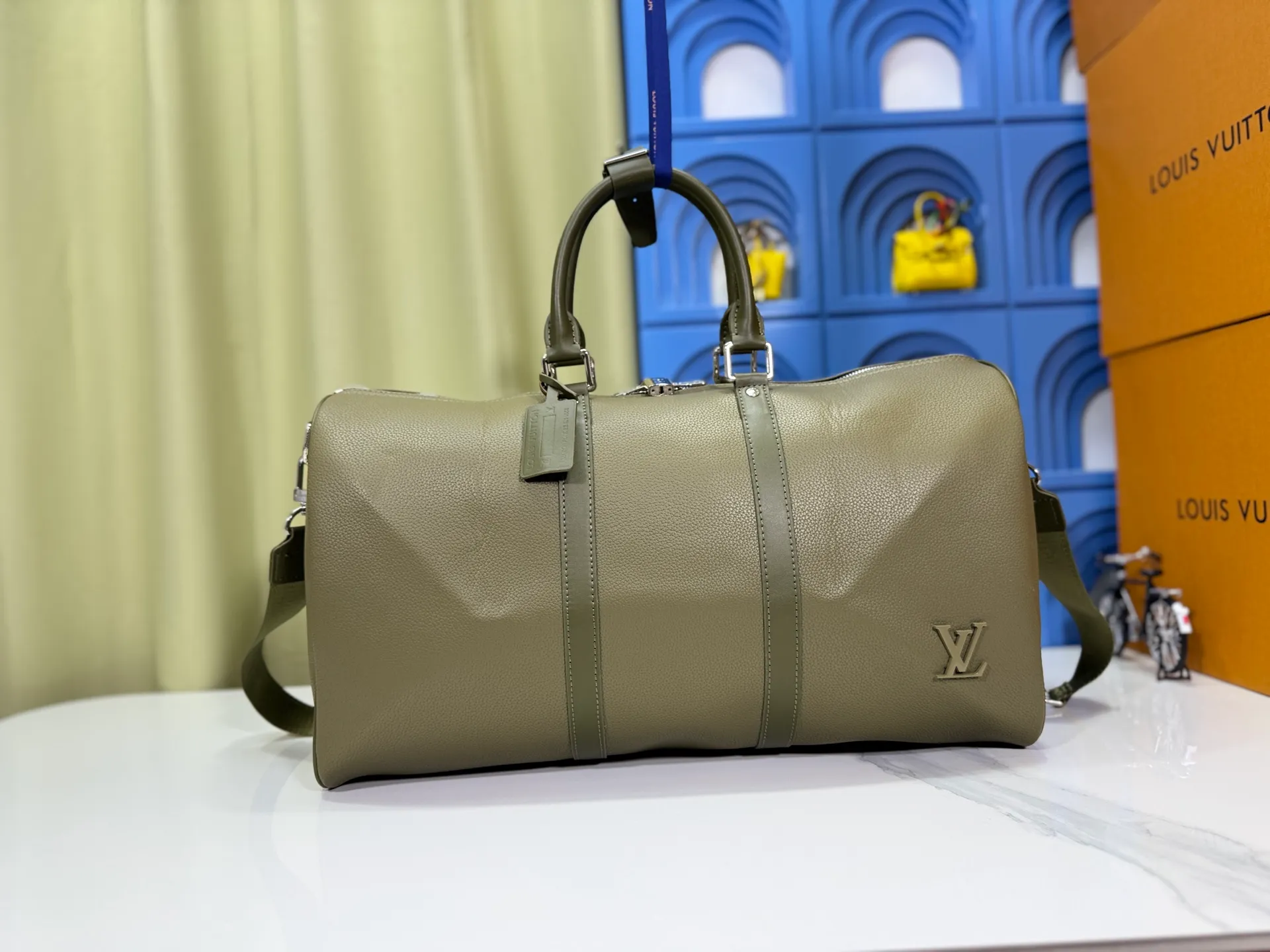 P340 M57088 M21536 Upgraded original version This keepall bandouliere 50 travel bag is made of monogram shadow leather with full monogram embossing and matte metal parts to achieve a minimalist design. The cabin luggage size is suitable for short trips. The keepall soft travel bag series was born in the 1930s and is as classic and elegant as ever. Dimensions: 50x 29 x 23 cm