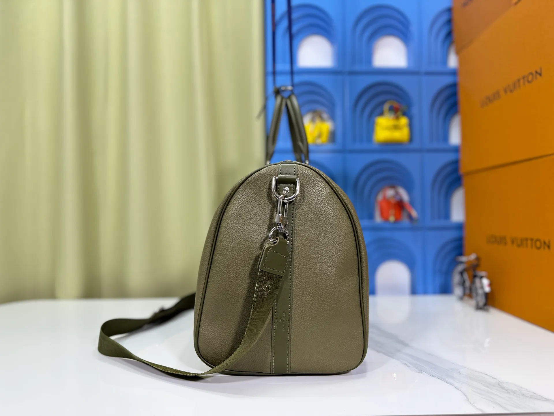 P340 M57088 M21536 Upgraded original version This keepall bandouliere 50 travel bag is made of monogram shadow leather with full monogram embossing and matte metal parts to achieve a minimalist design. The cabin luggage size is suitable for short trips. The keepall soft travel bag series was born in the 1930s and is as classic and elegant as ever. Dimensions: 50x 29 x 23 cm