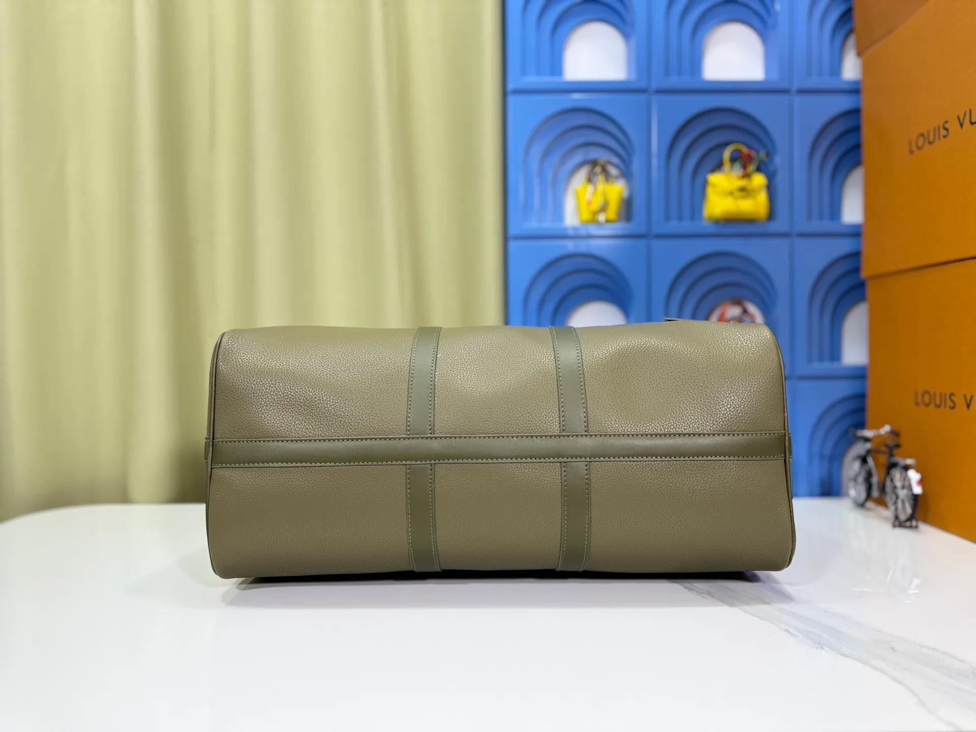 P340 M57088 M21536 Upgraded original version This keepall bandouliere 50 travel bag is made of monogram shadow leather with full monogram embossing and matte metal parts to achieve a minimalist design. The cabin luggage size is suitable for short trips. The keepall soft travel bag series was born in the 1930s and is as classic and elegant as ever. Dimensions: 50x 29 x 23 cm