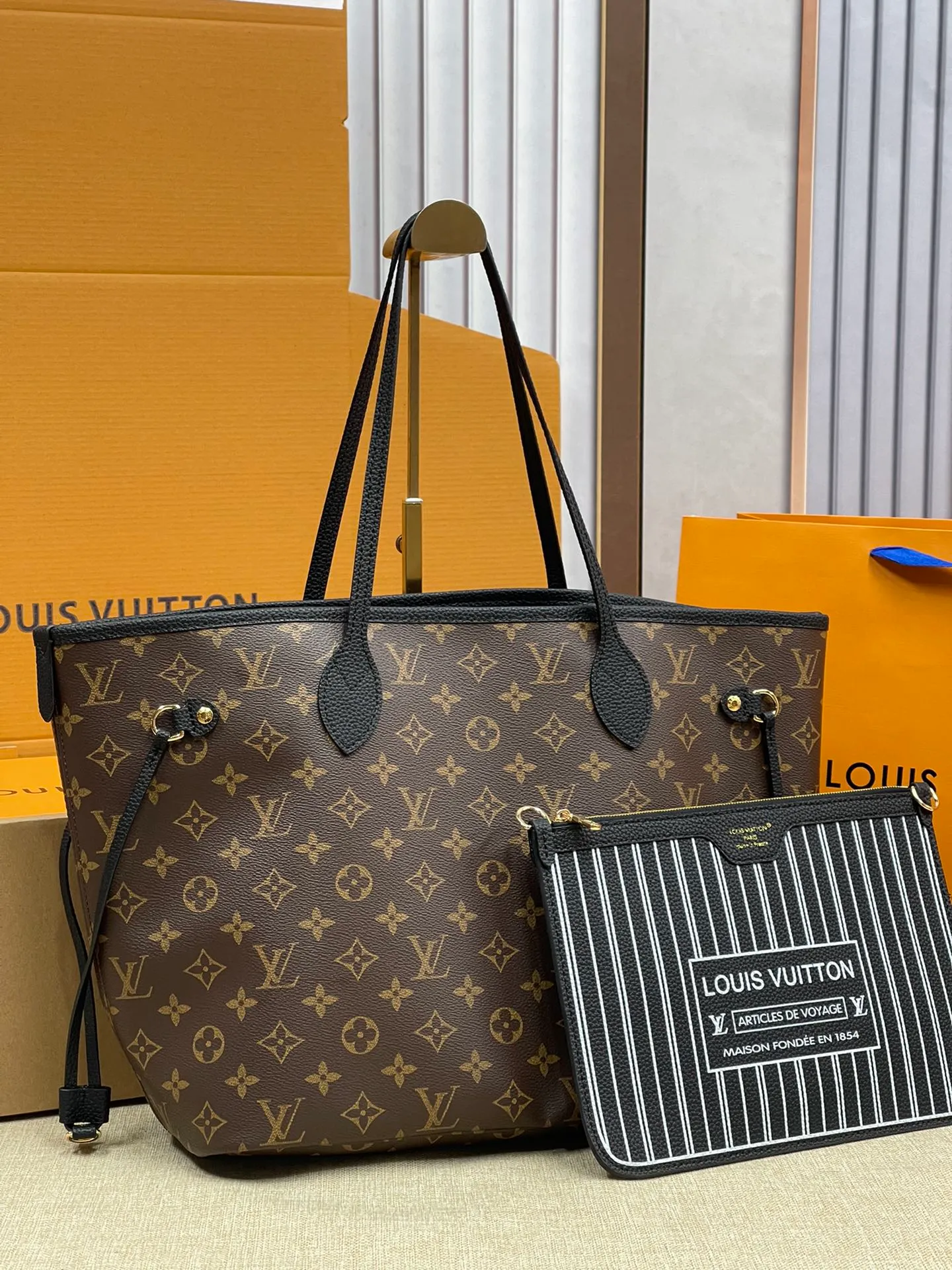 [Upgraded version] P560¥✈️New model synchronized at the counter, new double-sided shopping bag·Upgraded version·High quality·With gift box🎁Packaging. Model M11946. Black. The Neverfull Bandoulière Inside Out BB bag is a reversible version of the classic design this season, with signature Monogram canvas and grained leather decorating the front and back. The removable zipper bag can be used alone or hung externally. The detachable shoulder strap makes it easy to wear cross-body, and the dazzling metal hardware adds a sophisticated detail. Size 31*28*14