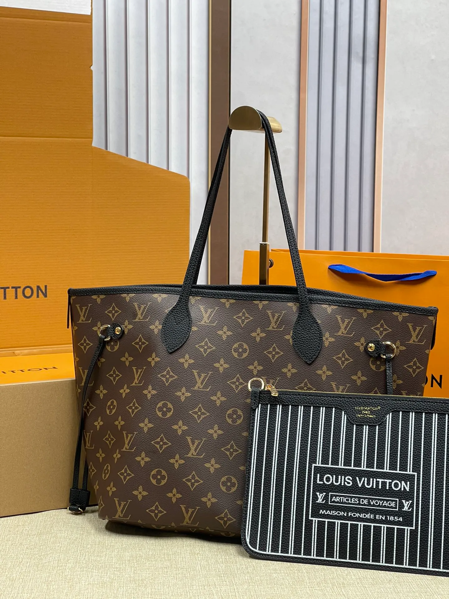 [Upgraded version] P560¥✈️New model synchronized at the counter, new double-sided shopping bag·Upgraded version·High quality·With gift box🎁Packaging. Model M11946. Black. The Neverfull Bandoulière Inside Out BB bag is a reversible version of the classic design this season, with signature Monogram canvas and grained leather decorating the front and back. The removable zipper bag can be used alone or hung externally. The detachable shoulder strap makes it easy to wear cross-body, and the dazzling metal hardware adds a sophisticated detail. Size 31*28*14