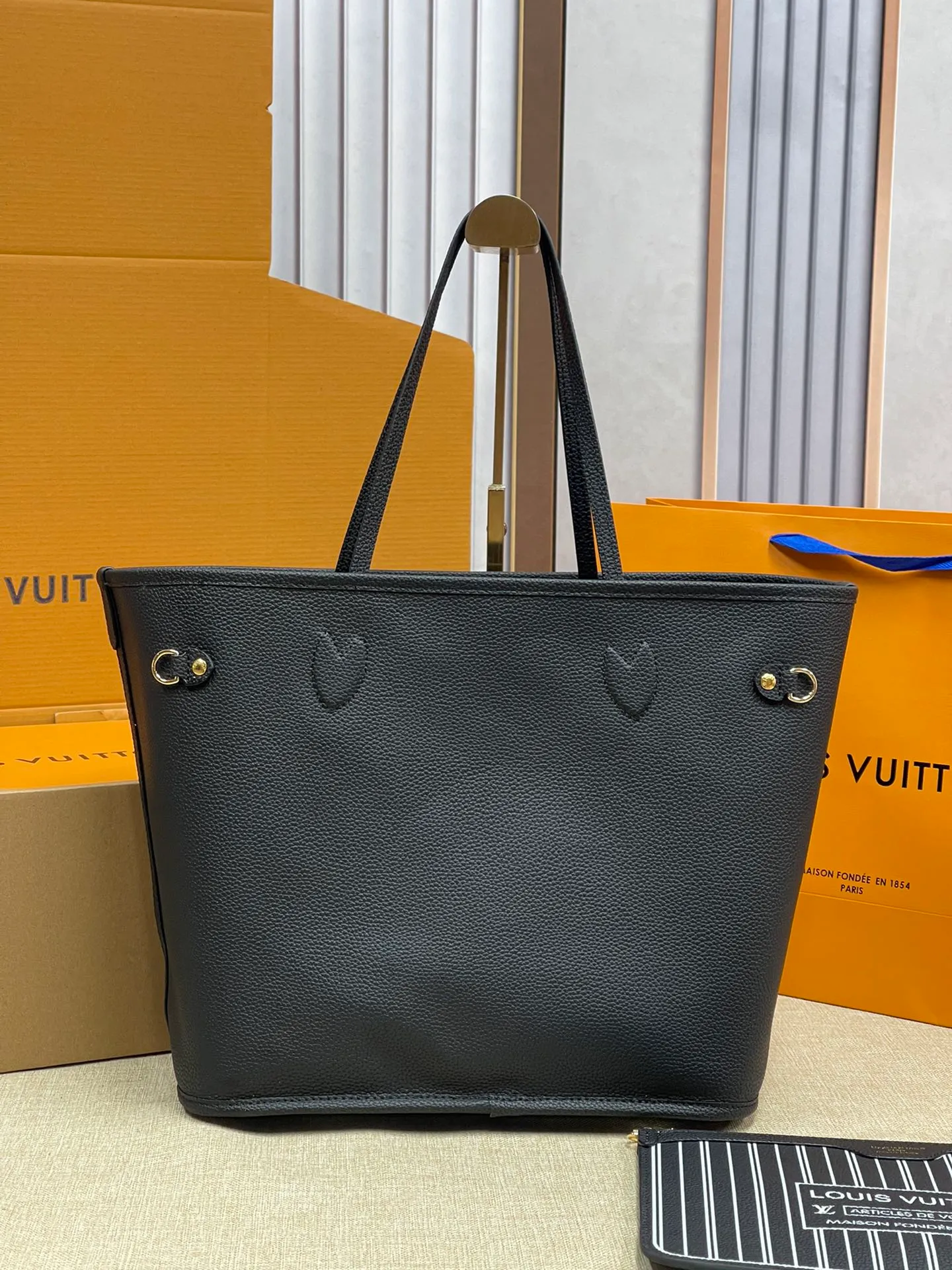 [Upgraded version] P560¥✈️New model synchronized at the counter, new double-sided shopping bag·Upgraded version·High quality·With gift box🎁Packaging. Model M11946. Black. The Neverfull Bandoulière Inside Out BB bag is a reversible version of the classic design this season, with signature Monogram canvas and grained leather decorating the front and back. The removable zipper bag can be used alone or hung externally. The detachable shoulder strap makes it easy to wear cross-body, and the dazzling metal hardware adds a sophisticated detail. Size 31*28*14