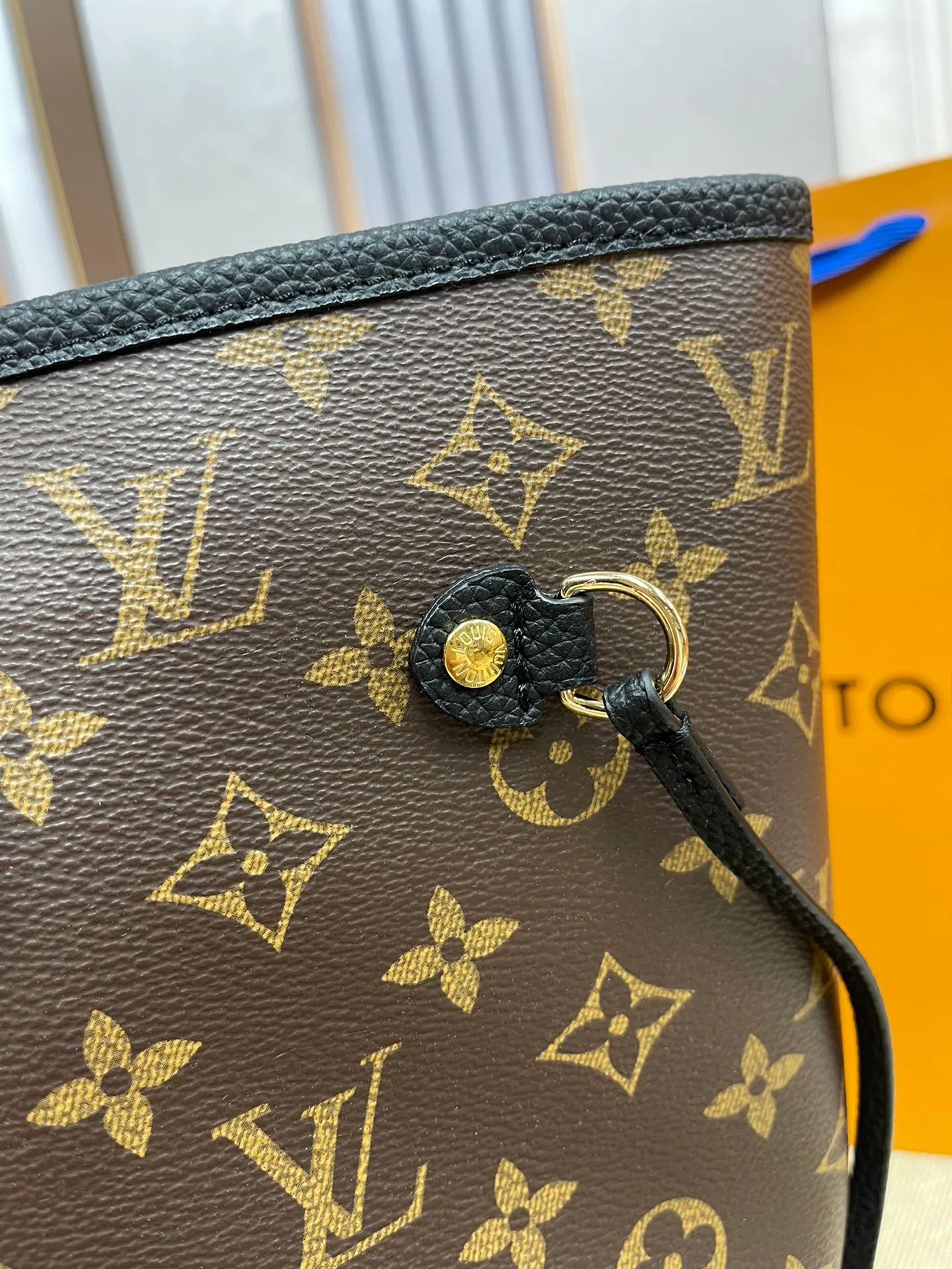 [Upgraded version] P560¥✈️New model synchronized at the counter, new double-sided shopping bag·Upgraded version·High quality·With gift box🎁Packaging. Model M11946. Black. The Neverfull Bandoulière Inside Out BB bag is a reversible version of the classic design this season, with signature Monogram canvas and grained leather decorating the front and back. The removable zipper bag can be used alone or hung externally. The detachable shoulder strap makes it easy to wear cross-body, and the dazzling metal hardware adds a sophisticated detail. Size 31*28*14