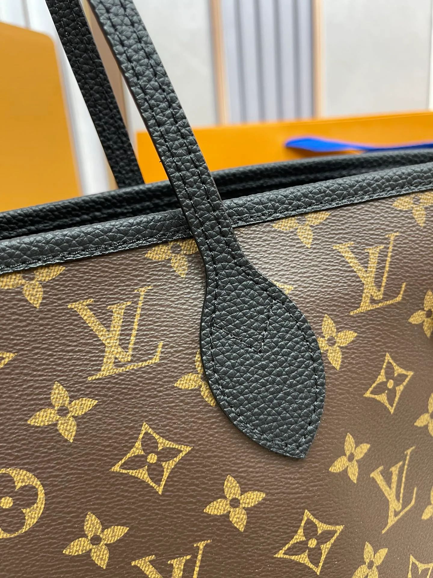 [Upgraded version] P560¥✈️New model synchronized at the counter, new double-sided shopping bag·Upgraded version·High quality·With gift box🎁Packaging. Model M11946. Black. The Neverfull Bandoulière Inside Out BB bag is a reversible version of the classic design this season, with signature Monogram canvas and grained leather decorating the front and back. The removable zipper bag can be used alone or hung externally. The detachable shoulder strap makes it easy to wear cross-body, and the dazzling metal hardware adds a sophisticated detail. Size 31*28*14