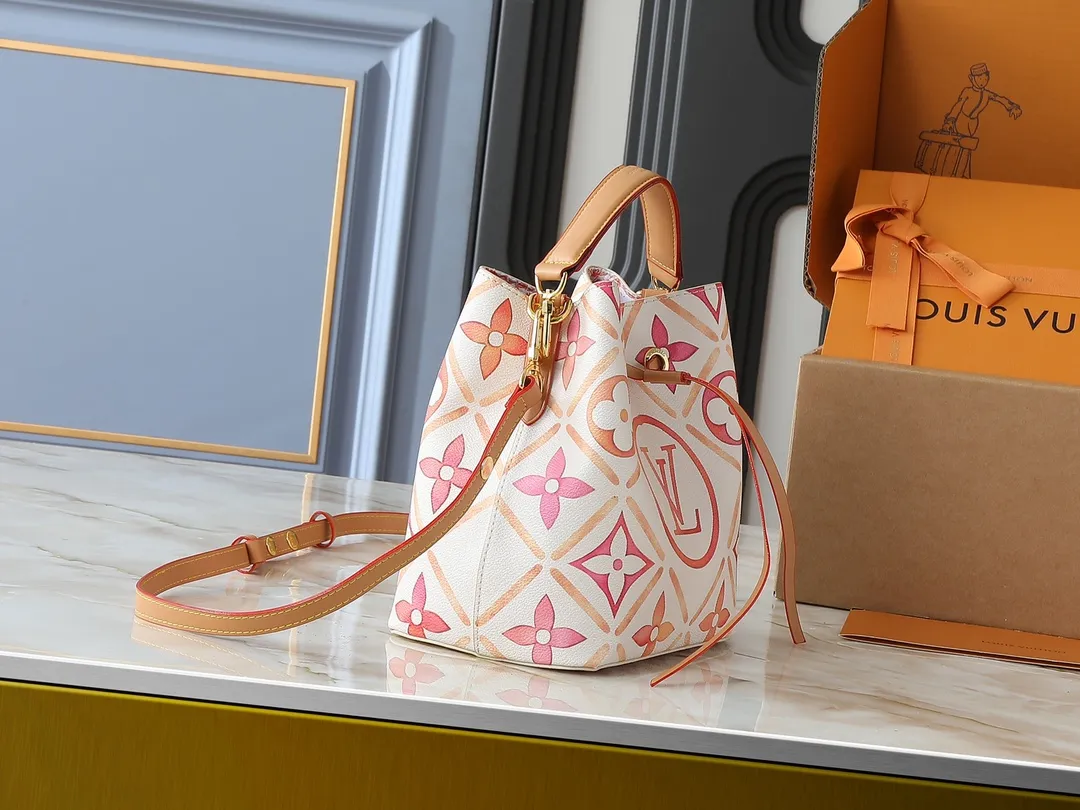 💰240💰Upgraded from the original M25315 M46581 M44022, this Néonoé BB handbag is made of Monogram Tiles coated canvas, with the pastel Monogram pattern embracing the central LV Circle logo and contrasting with the printed fabric lining. The slim bucket bag silhouette can be carried easily by hand or on the shoulder. Dimensions: 20.0 x 20.0 x 13.0 cm (length x height x width)