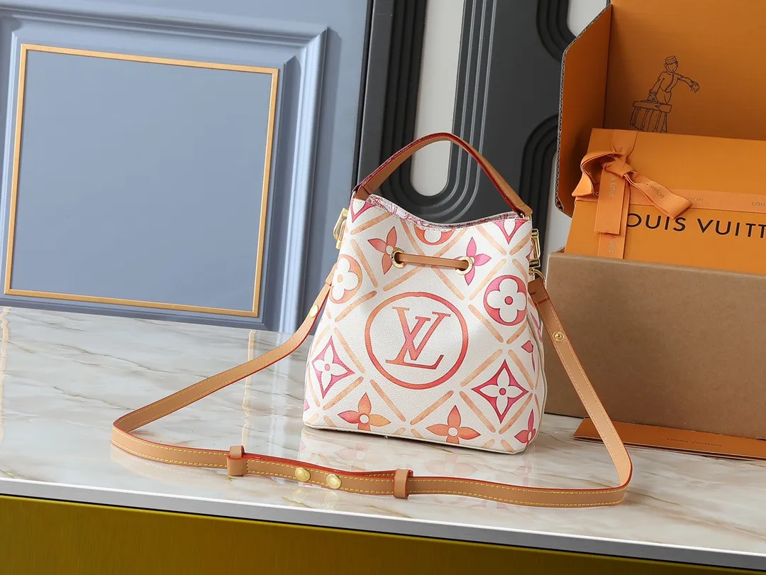 💰240💰Upgraded from the original M25315 M46581 M44022, this Néonoé BB handbag is made of Monogram Tiles coated canvas, with the pastel Monogram pattern embracing the central LV Circle logo and contrasting with the printed fabric lining. The slim bucket bag silhouette can be carried easily by hand or on the shoulder. Dimensions: 20.0 x 20.0 x 13.0 cm (length x height x width)