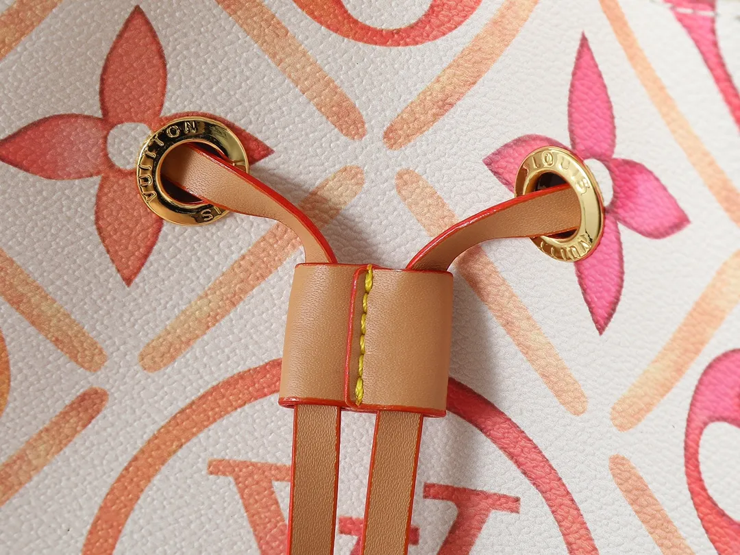 💰240💰Upgraded from the original M25315 M46581 M44022, this Néonoé BB handbag is made of Monogram Tiles coated canvas, with the pastel Monogram pattern embracing the central LV Circle logo and contrasting with the printed fabric lining. The slim bucket bag silhouette can be carried easily by hand or on the shoulder. Dimensions: 20.0 x 20.0 x 13.0 cm (length x height x width)