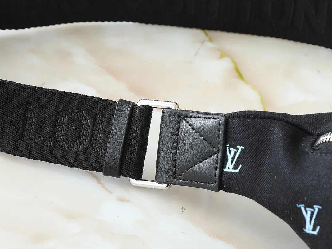 💰260💰Upgraded from the original M11539 M43644. This Rush waist bag is made of Monogram Dust canvas to create a retro trompe l'oeil effect. It is equipped with double zippers for convenient access to the main compartment. Sophisticated decorative expression Marque L.Vuitton Déposée logo. 30.0 x 15.0 x 8.0 cm