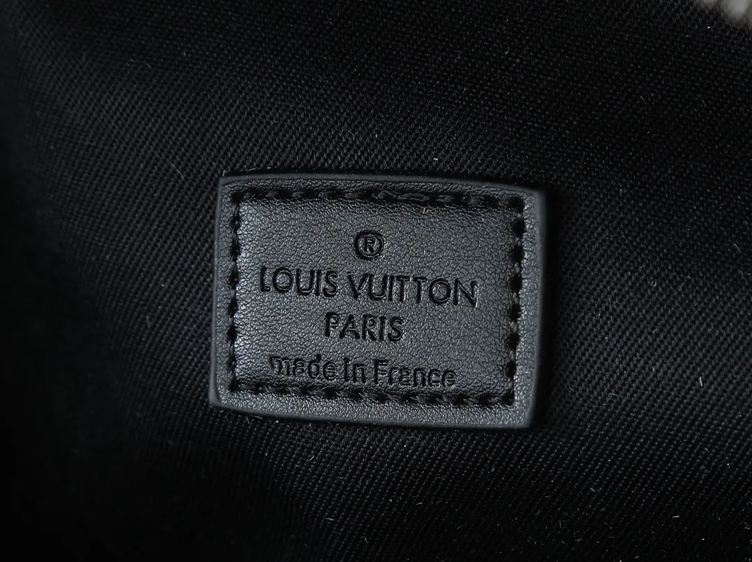 💰260💰Upgraded from the original M11539 M43644. This Rush waist bag is made of Monogram Dust canvas to create a retro trompe l'oeil effect. It is equipped with double zippers for convenient access to the main compartment. Sophisticated decorative expression Marque L.Vuitton Déposée logo. 30.0 x 15.0 x 8.0 cm