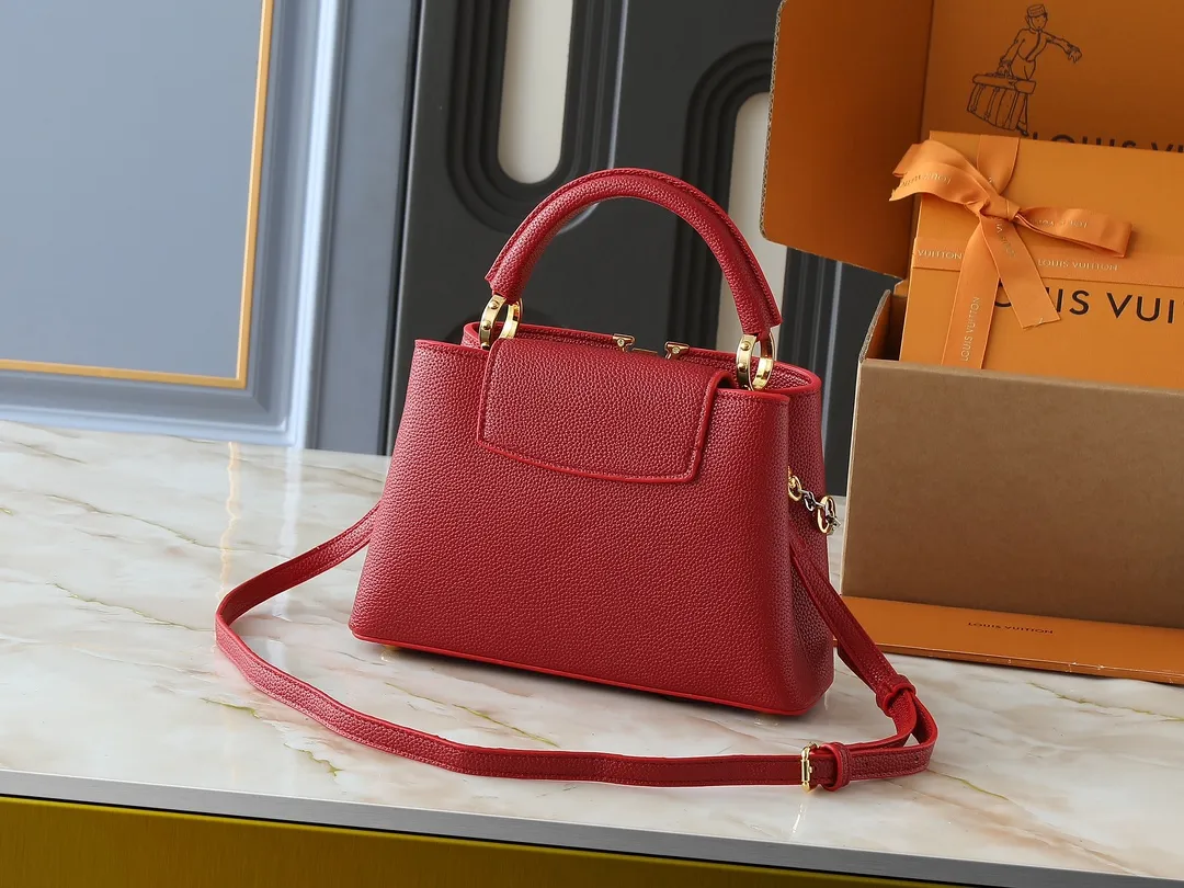 💰400💰Guangzhou goods Upgraded from the original M12935 M12936 M12937 M12938 This Capucines BB handbag is made of flexible Taurillon cow leather, with jewelry-style double-plated chains and Monogram floral elements to highlight the identity of the Chain On You series. The flip cover can be placed on both the inside and outside. The ample structure and multiple inner pockets are convenient for storing daily necessities. The rounded LV letters add to the ingenious details. Dimensions: 27.0 x 17.3 x 9.0 cm (length x height x width)
