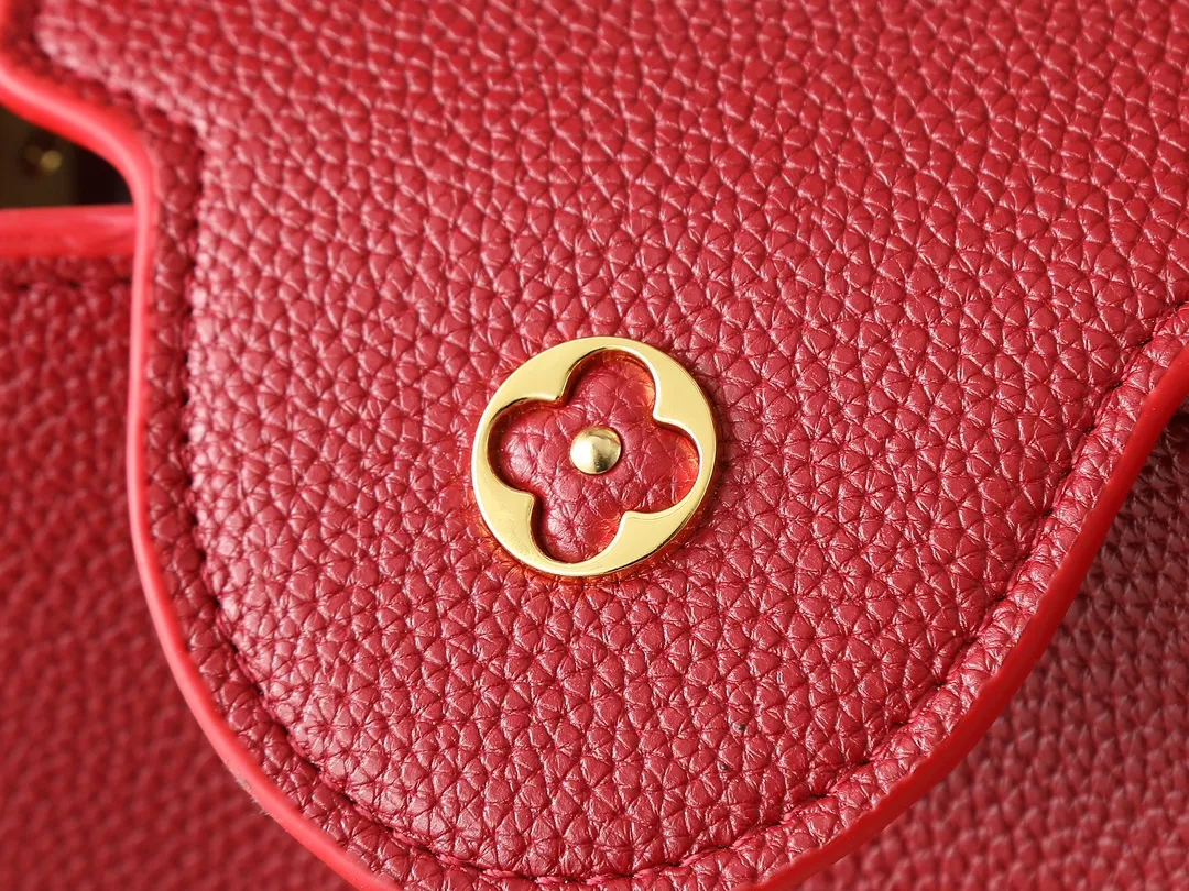 💰400💰Guangzhou goods Upgraded from the original M12935 M12936 M12937 M12938 This Capucines BB handbag is made of flexible Taurillon cow leather, with jewelry-style double-plated chains and Monogram floral elements to highlight the identity of the Chain On You series. The flip cover can be placed on both the inside and outside. The ample structure and multiple inner pockets are convenient for storing daily necessities. The rounded LV letters add to the ingenious details. Dimensions: 27.0 x 17.3 x 9.0 cm (length x height x width)