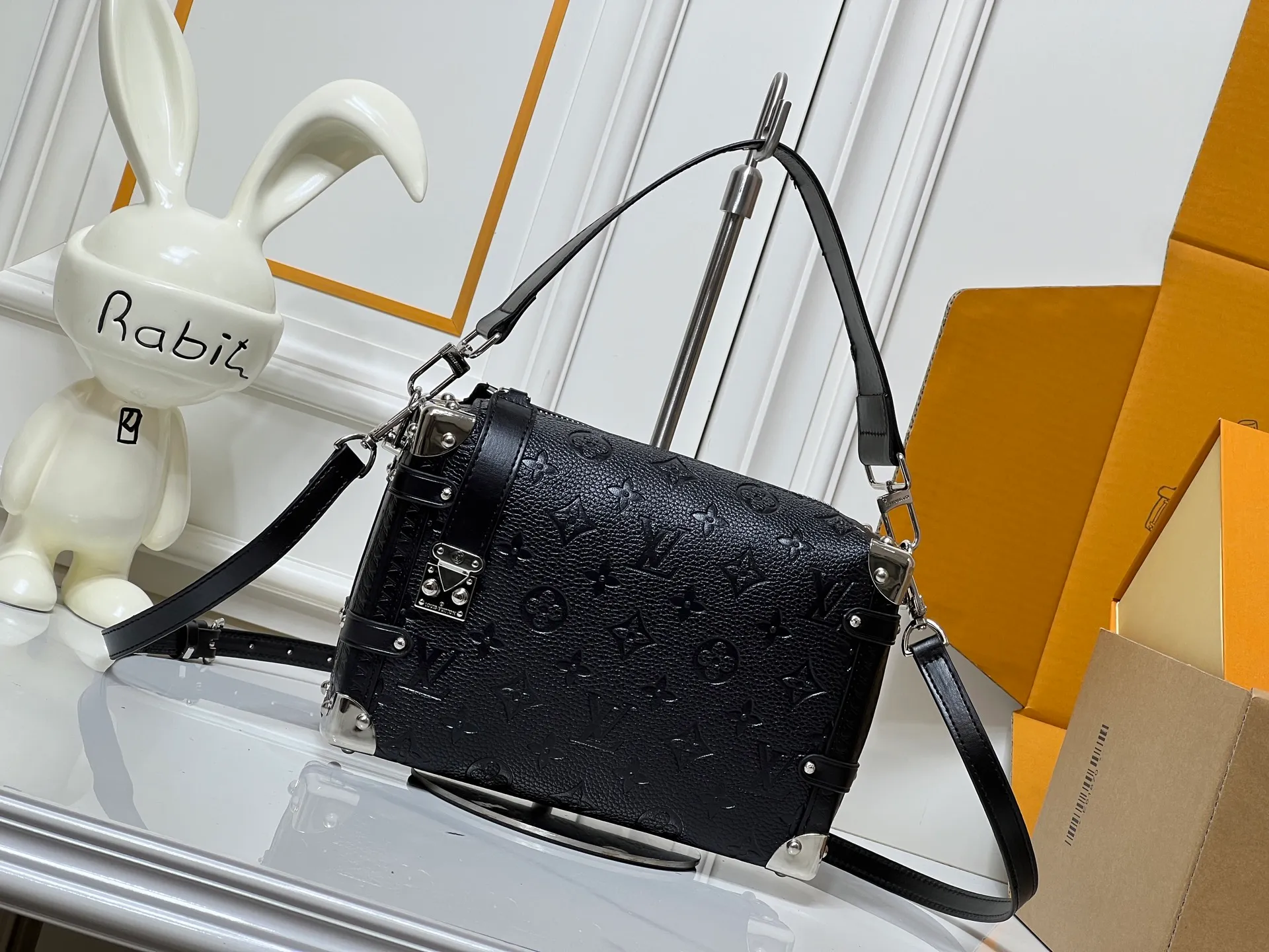 Batch 300💰M26304 M46358 continues to interpret Louis Vuitton’s box-making tradition in the 2025 autumn and winter series. The medium Sidle Trunk bag is crafted in signature Monogram Saga leather, with a vintage texture inspired by the classic trench coat worn by supermodel Freja Beha Erichsen in her debut show for Nicolas Ghesquiere. The design with multiple carrying methods makes it easy to switch between day and night situations, and it has both practical function and elegant temperament. Dimensions: 23.5x16x8.5cm