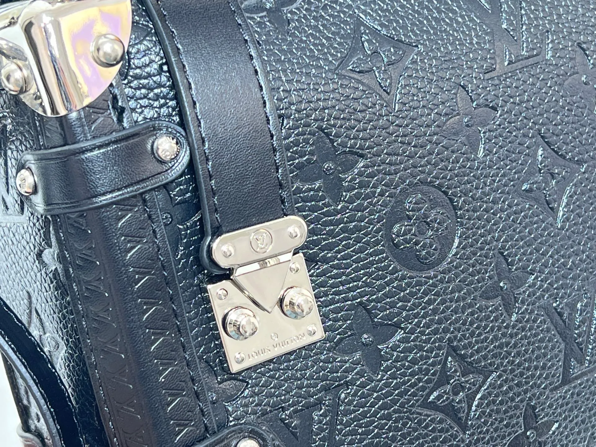 Batch 300💰M26304 M46358 continues to interpret Louis Vuitton’s box-making tradition in the 2025 autumn and winter series. The medium Sidle Trunk bag is crafted in signature Monogram Saga leather, with a vintage texture inspired by the classic trench coat worn by supermodel Freja Beha Erichsen in her debut show for Nicolas Ghesquiere. The design with multiple carrying methods makes it easy to switch between day and night situations, and it has both practical function and elegant temperament. Dimensions: 23.5x16x8.5cm