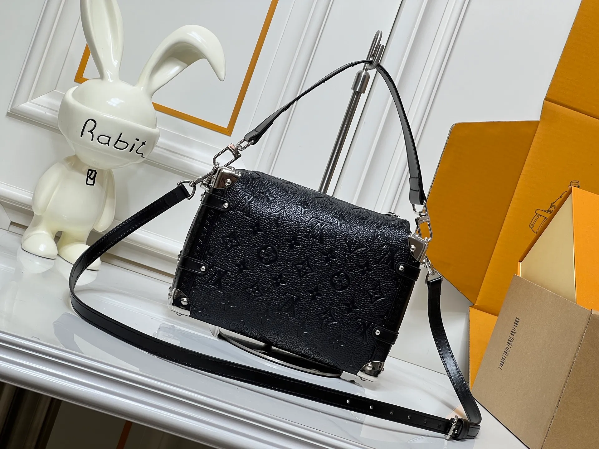 Batch 300💰M26304 M46358 continues to interpret Louis Vuitton’s box-making tradition in the 2025 autumn and winter series. The medium Sidle Trunk bag is crafted in signature Monogram Saga leather, with a vintage texture inspired by the classic trench coat worn by supermodel Freja Beha Erichsen in her debut show for Nicolas Ghesquiere. The design with multiple carrying methods makes it easy to switch between day and night situations, and it has both practical function and elegant temperament. Dimensions: 23.5x16x8.5cm