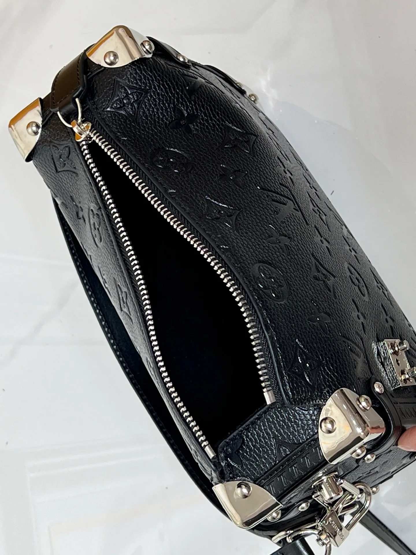 Batch 300💰M26304 M46358 continues to interpret Louis Vuitton’s box-making tradition in the 2025 autumn and winter series. The medium Sidle Trunk bag is crafted in signature Monogram Saga leather, with a vintage texture inspired by the classic trench coat worn by supermodel Freja Beha Erichsen in her debut show for Nicolas Ghesquiere. The design with multiple carrying methods makes it easy to switch between day and night situations, and it has both practical function and elegant temperament. Dimensions: 23.5x16x8.5cm