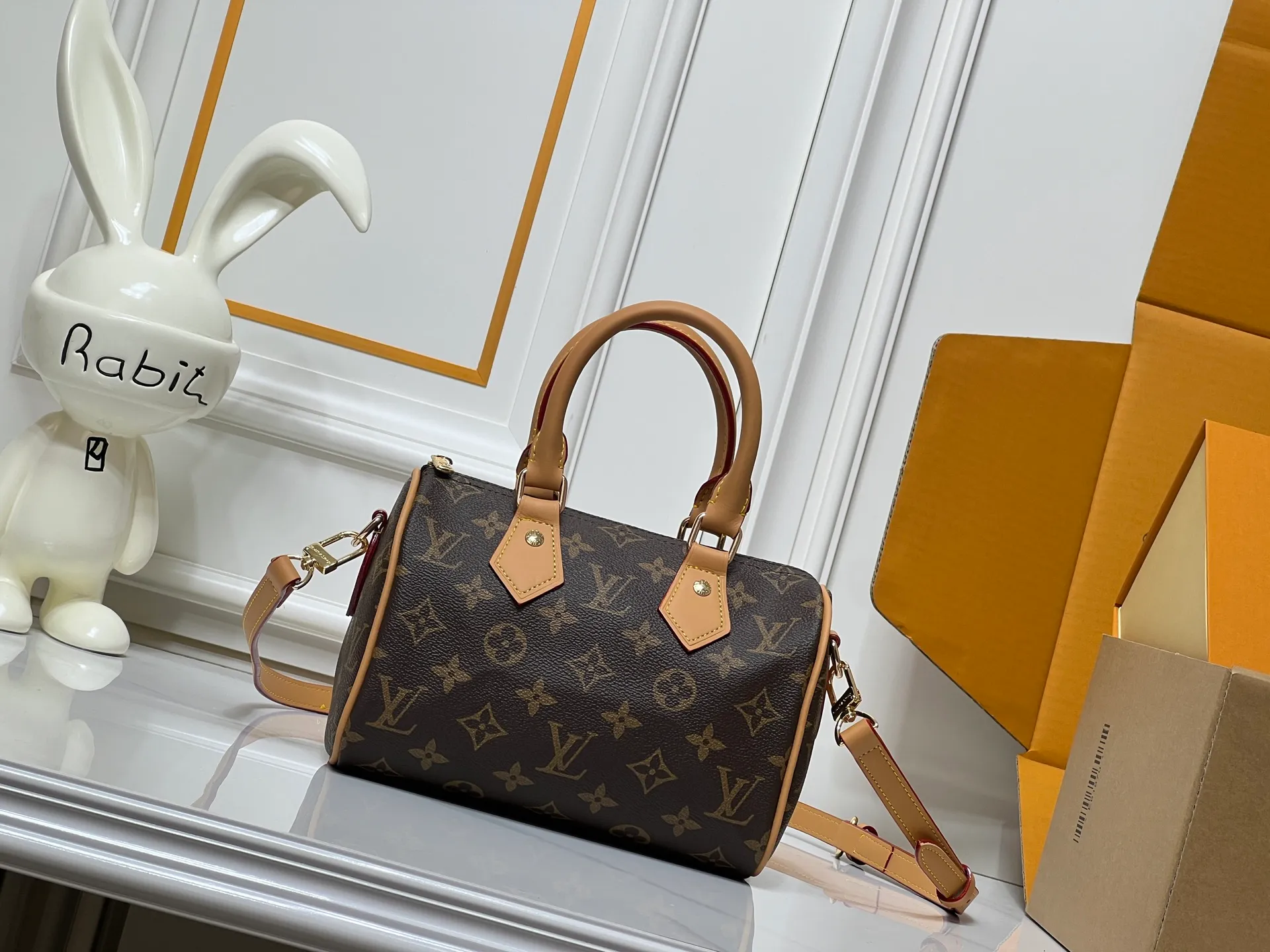Batch 240💰New M81086 M46234 Presbyopic Speedy Bandoulière 20 handbag is made of Monogram canvas, cow leather trim and fabric lining. It continues the classic design of Louis Vuitton Speedy travel bag in a compact size, with rolled leather handles and detachable and adjustable fabric shoulder straps embellished with brand logo texture. Detailed features 20.5 x 13.5 x 12 cm (length x height x width)