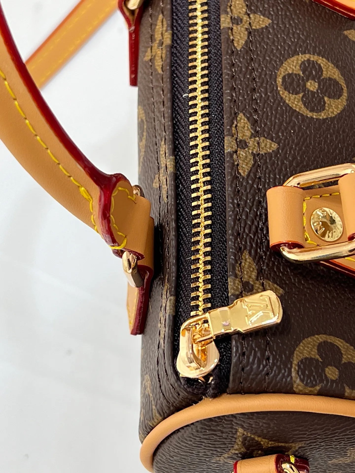 Batch 240💰New M81086 M46234 Presbyopic Speedy Bandoulière 20 handbag is made of Monogram canvas, cow leather trim and fabric lining. It continues the classic design of Louis Vuitton Speedy travel bag in a compact size, with rolled leather handles and detachable and adjustable fabric shoulder straps embellished with brand logo texture. Detailed features 20.5 x 13.5 x 12 cm (length x height x width)
