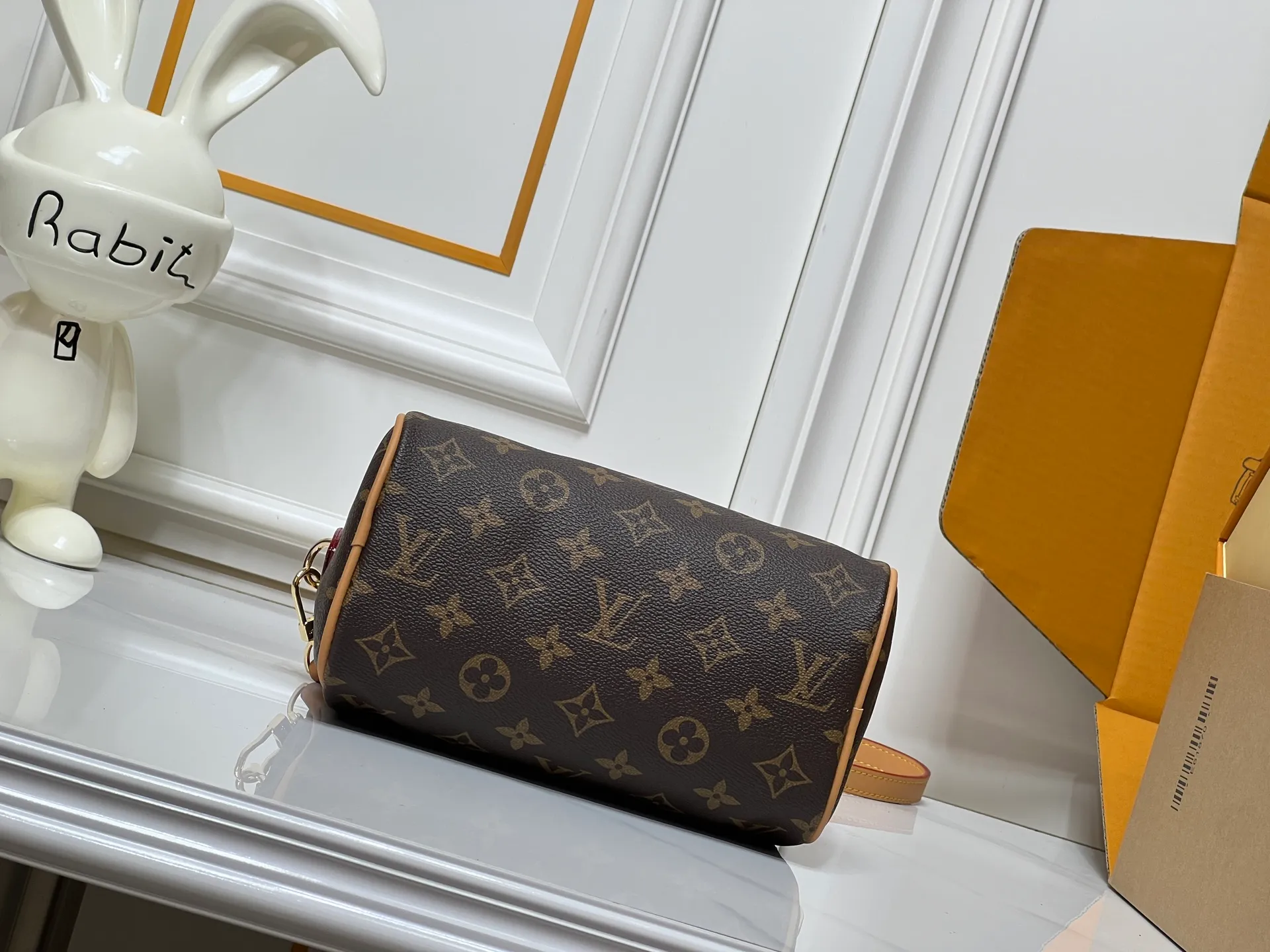 Batch 240💰New M81086 M46234 Presbyopic Speedy Bandoulière 20 handbag is made of Monogram canvas, cow leather trim and fabric lining. It continues the classic design of Louis Vuitton Speedy travel bag in a compact size, with rolled leather handles and detachable and adjustable fabric shoulder straps embellished with brand logo texture. Detailed features 20.5 x 13.5 x 12 cm (length x height x width)