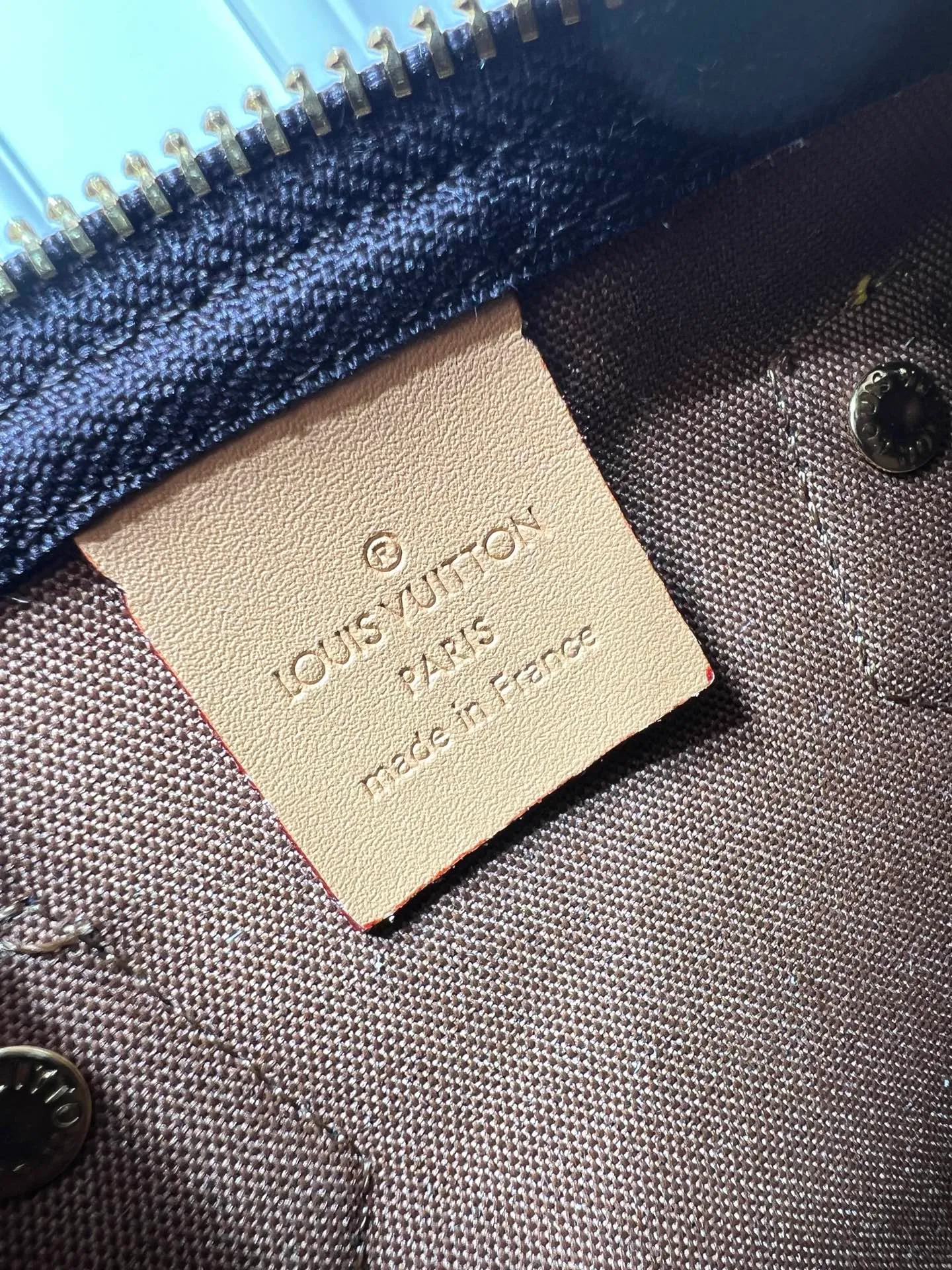 Batch 240💰New M81086 M46234 Presbyopic Speedy Bandoulière 20 handbag is made of Monogram canvas, cow leather trim and fabric lining. It continues the classic design of Louis Vuitton Speedy travel bag in a compact size, with rolled leather handles and detachable and adjustable fabric shoulder straps embellished with brand logo texture. Detailed features 20.5 x 13.5 x 12 cm (length x height x width)