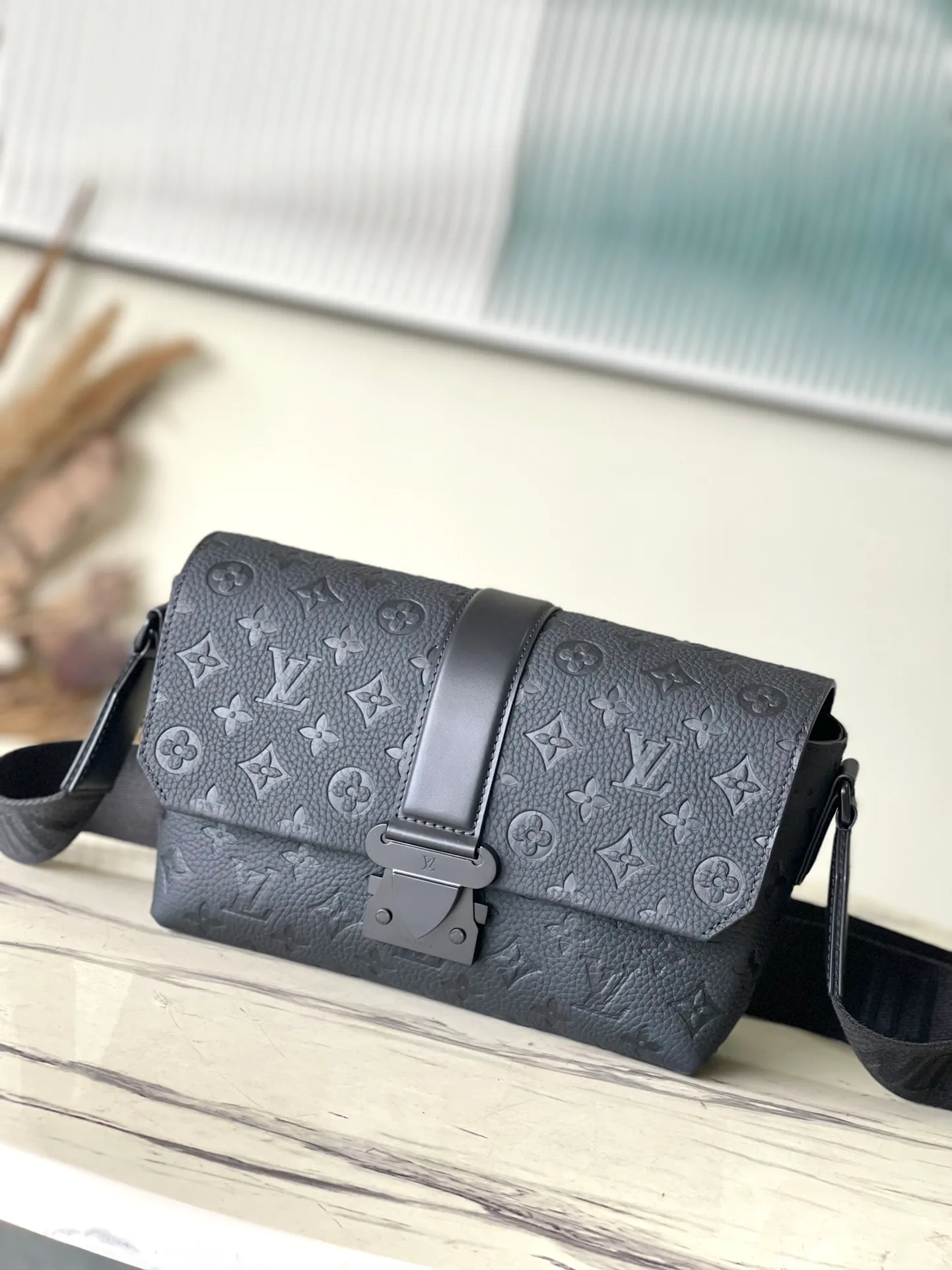 💰1060 (top layer leather) top quality original M23741 full leather S-Cape messenger bag is made of Monogram embossed Taurillon leather. The novel opening and closing design dates back to Georges Vuitton’s original S-iock lock in 1886. The wide, adjustable jacquard strap woven with the Louis Vuitton logo allows for shoulder or cross-body wear.