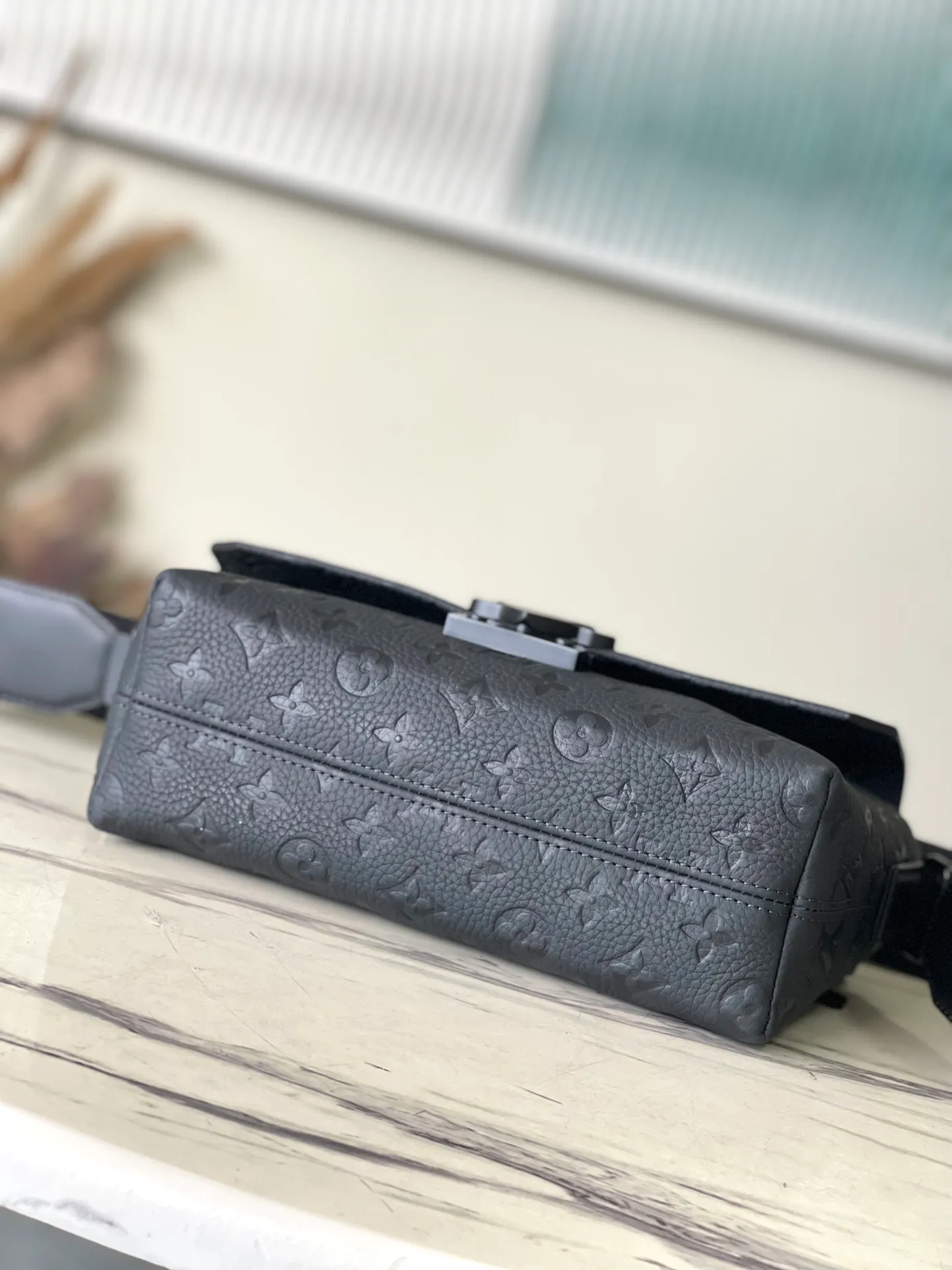 💰1060 (top layer leather) top quality original M23741 full leather S-Cape messenger bag is made of Monogram embossed Taurillon leather. The novel opening and closing design dates back to Georges Vuitton’s original S-iock lock in 1886. The wide, adjustable jacquard strap woven with the Louis Vuitton logo allows for shoulder or cross-body wear.