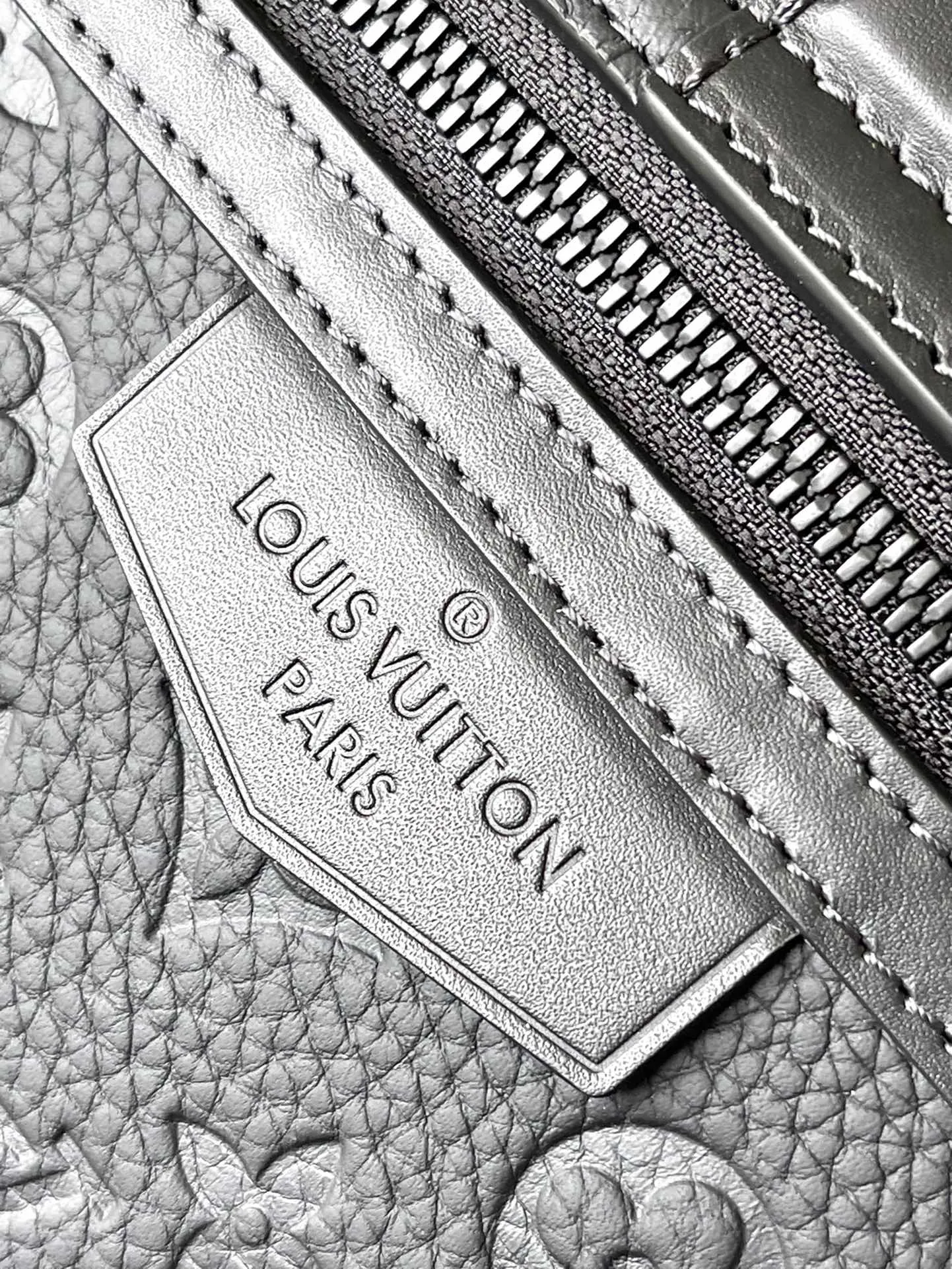 💰1060 (top layer leather) top quality original M23741 full leather S-Cape messenger bag is made of Monogram embossed Taurillon leather. The novel opening and closing design dates back to Georges Vuitton’s original S-iock lock in 1886. The wide, adjustable jacquard strap woven with the Louis Vuitton logo allows for shoulder or cross-body wear.