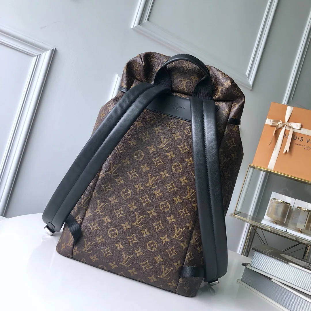 💰1040 Top-quality original item Actual photos M43422-ZACK Backpack This sports-style coated canvas Zack backpack is full of capacity and displays classic Louis Vuitton style. The flap, drawstring and metal buckle are all classic Louis Vuitton design elements. - 45 x 30 x 20cm (L x H x W) Specially coated Louis Vuitton canvas outer - Fabric lining - Cowhide leather trim - Silver metal hardware - Top handle - 2 leather shoulder straps - Flap + drawstring + buckle - 1 lined internal compartment - 1 double internal patch pocket