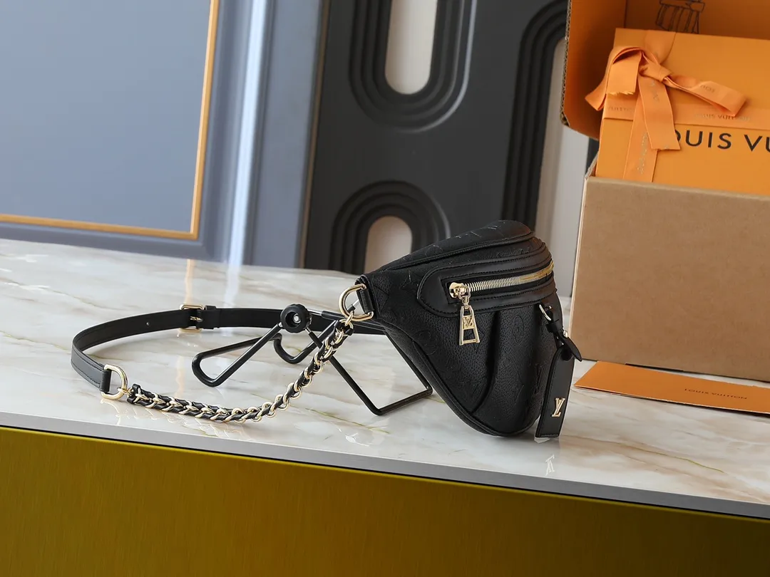 💰240💰Upgraded original version M14353 M46784 M43644 This unique High Rise waist bag is reinterpreted in iconic Monogram Empreinte leather this season. Just like the original design, this PM style has a practical design with adjustable length straps and is large enough to hold everyday essentials. The belt bag is embellished with gold-tone hardware and has a detachable decorative luggage tag that pays homage to the brand's trunk-making heritage and can be worn cross-body or as a belt. Dimensions: 31 x 15 x 6 cm