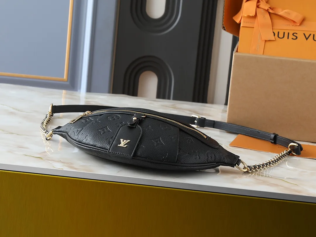 💰240💰Upgraded original version M14353 M46784 M43644 This unique High Rise waist bag is reinterpreted in iconic Monogram Empreinte leather this season. Just like the original design, this PM style has a practical design with adjustable length straps and is large enough to hold everyday essentials. The belt bag is embellished with gold-tone hardware and has a detachable decorative luggage tag that pays homage to the brand's trunk-making heritage and can be worn cross-body or as a belt. Dimensions: 31 x 15 x 6 cm
