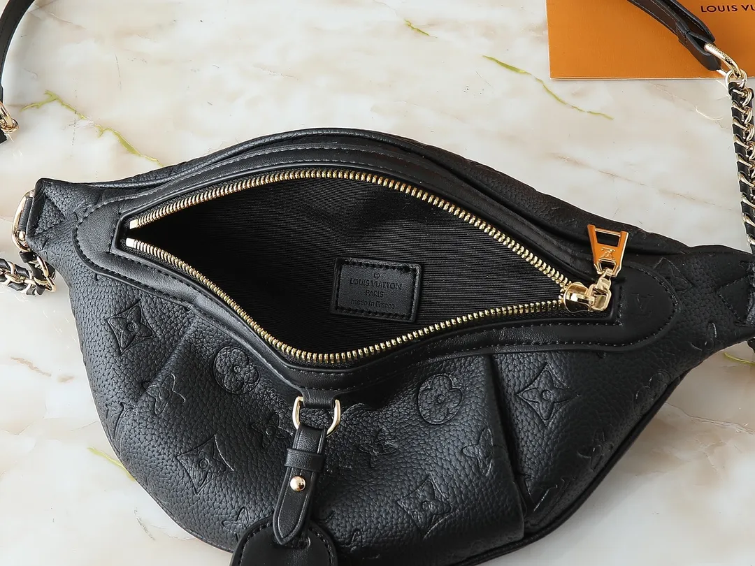 💰240💰Upgraded original version M14353 M46784 M43644 This unique High Rise waist bag is reinterpreted in iconic Monogram Empreinte leather this season. Just like the original design, this PM style has a practical design with adjustable length straps and is large enough to hold everyday essentials. The belt bag is embellished with gold-tone hardware and has a detachable decorative luggage tag that pays homage to the brand's trunk-making heritage and can be worn cross-body or as a belt. Dimensions: 31 x 15 x 6 cm