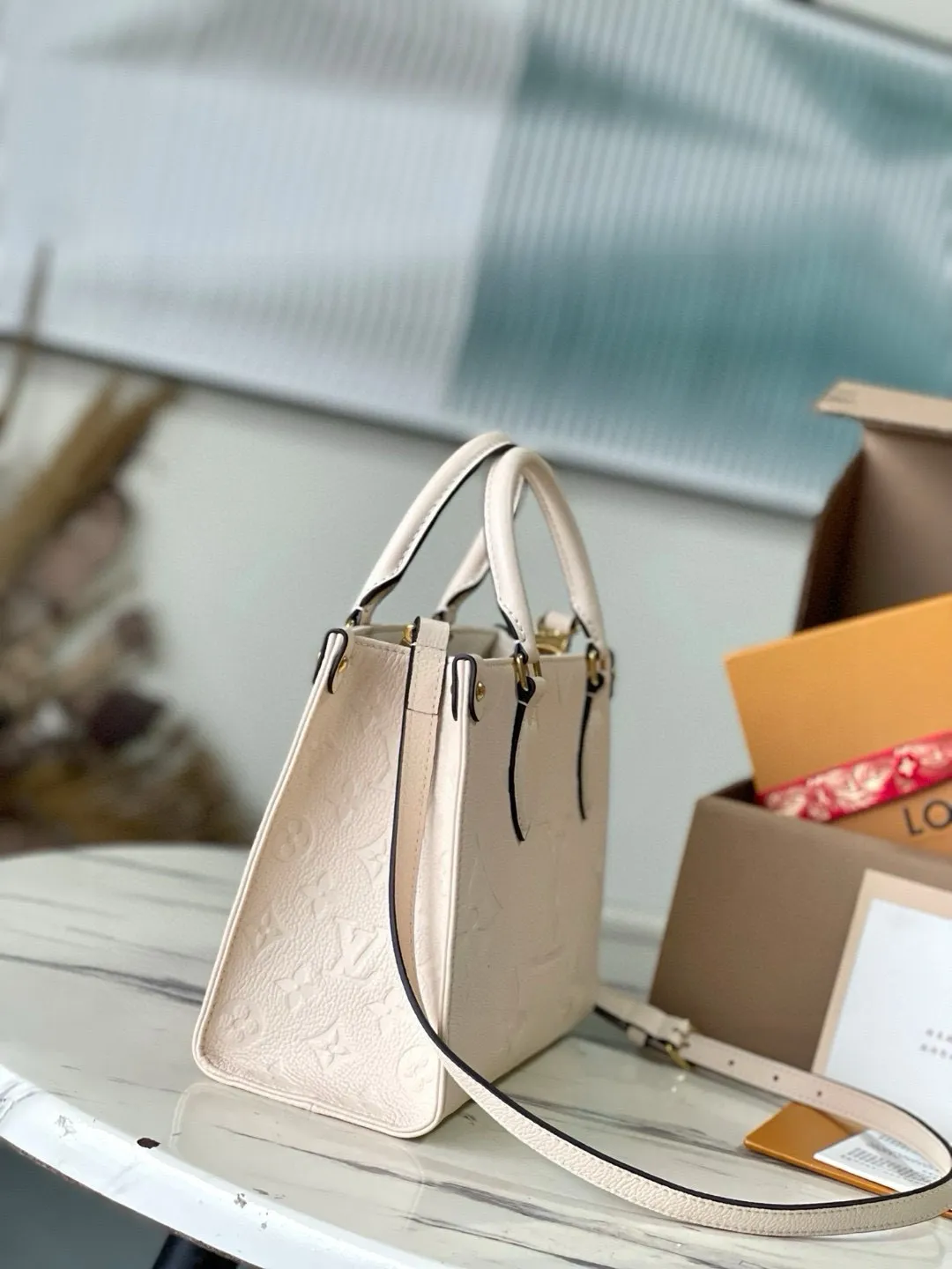 💰1040 (top layer leather) transcoding chip top layer leather) top original order M46569 [ONTHEGO small handbag] Onthego small Tote bag draws inspiration from the 1968 classic Sac Plat handbag, using Monogram Empreinte leather embossed with Giant Bicolor Monogram pattern to create a miniature version, which can store daily needs such as iPad Mini. Flexible handles and detachable shoulder strap enrich carrying options. Dimensions: 25 x 19 x 11.5 cm
